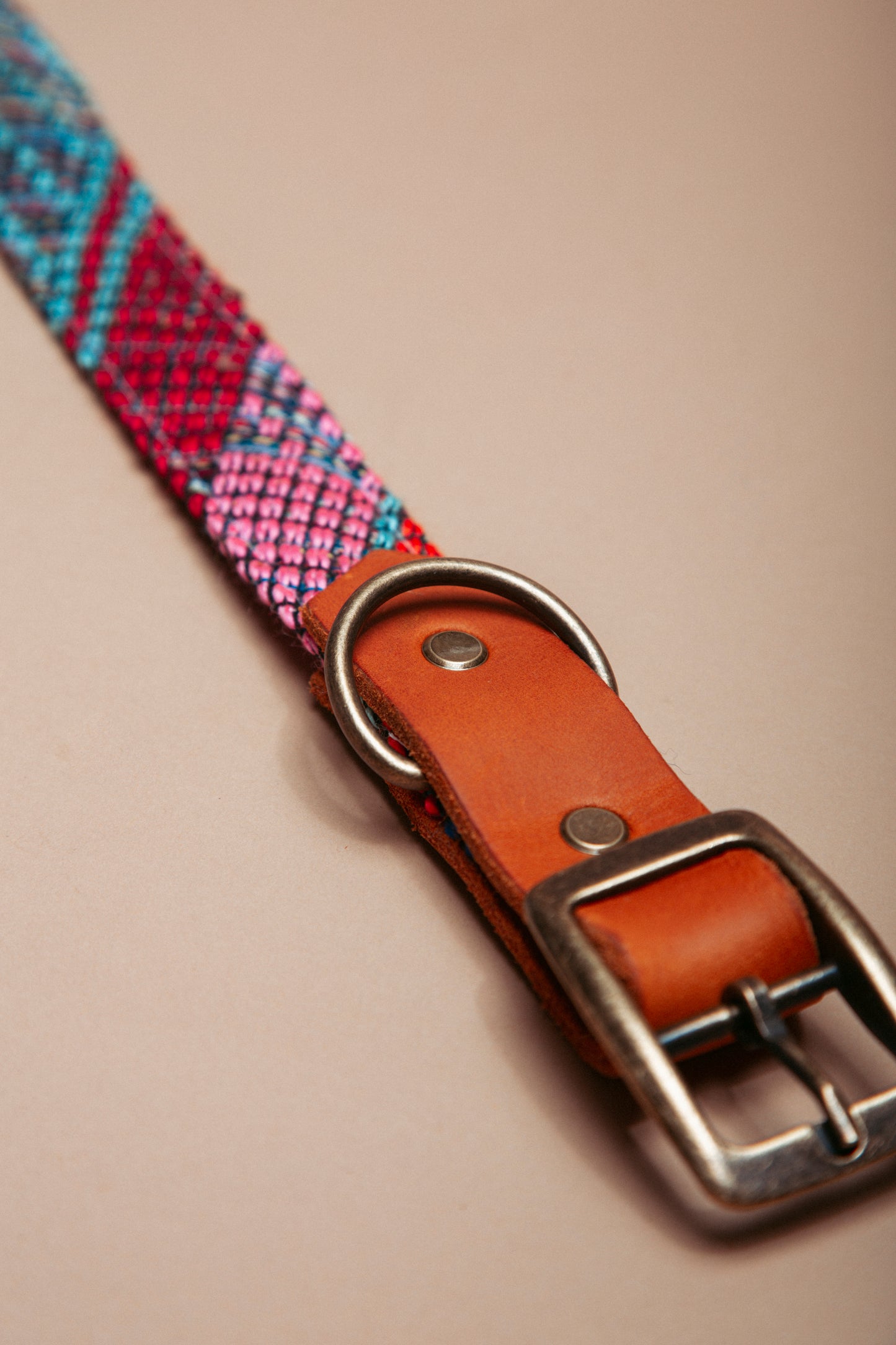 „Robustes, handgemachtes Hundehalsband aus reissfestem Gurtband veredelt mit gewebtem Baumwollstoff und weichem Fettleder im beliebten Bohostil mit folklorischem Webmuster – langlebige, stylische Dogwear. Das Hundezubehör für deinen Alltag oder dein nächstes Abenteuer!