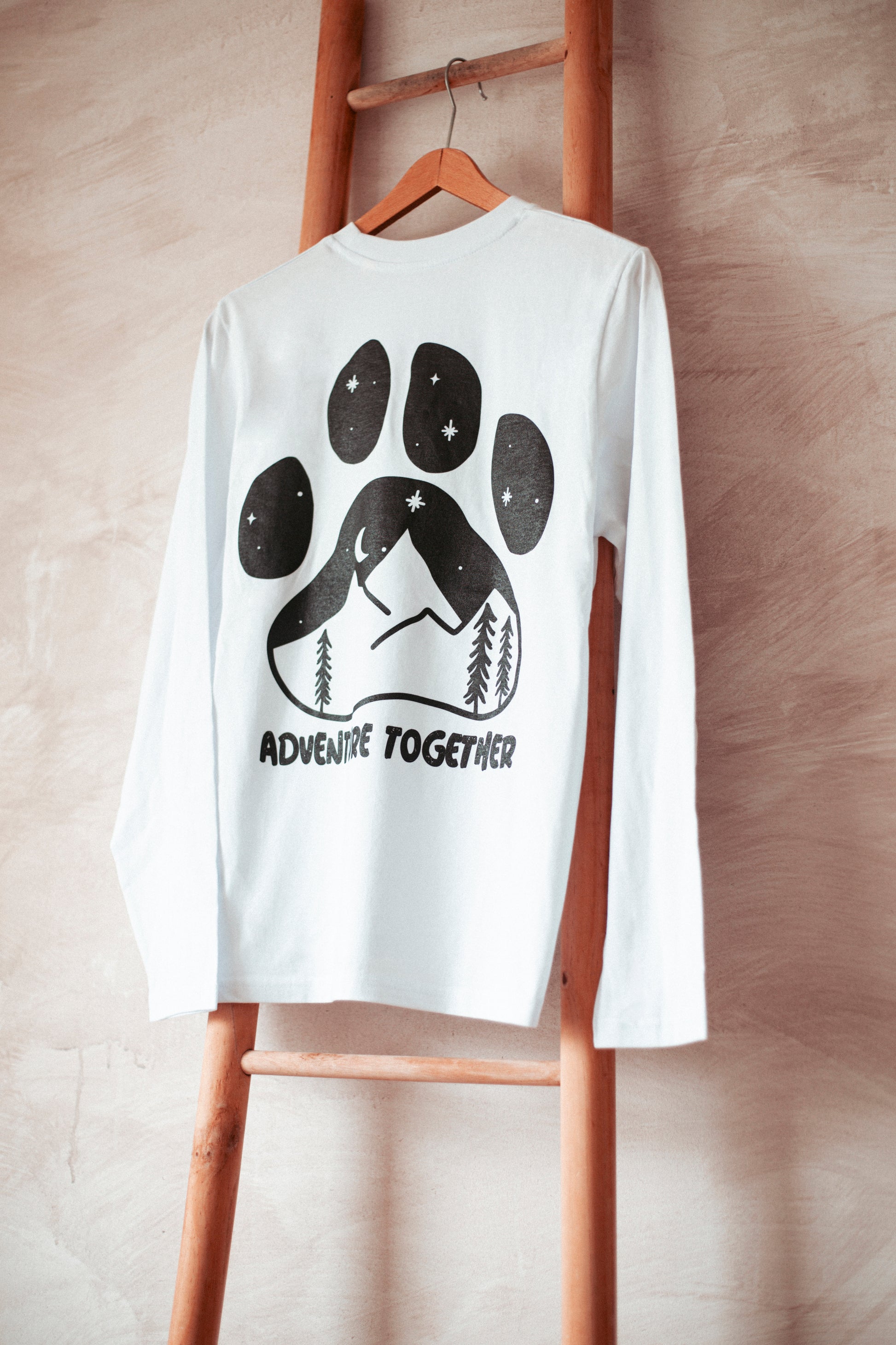 Statement Longsleeve aus Bio-Baumwolle in weiss. Nachhaltig Produziert in der EU. Mit Pfotenprint für alle Outdoormenschen.