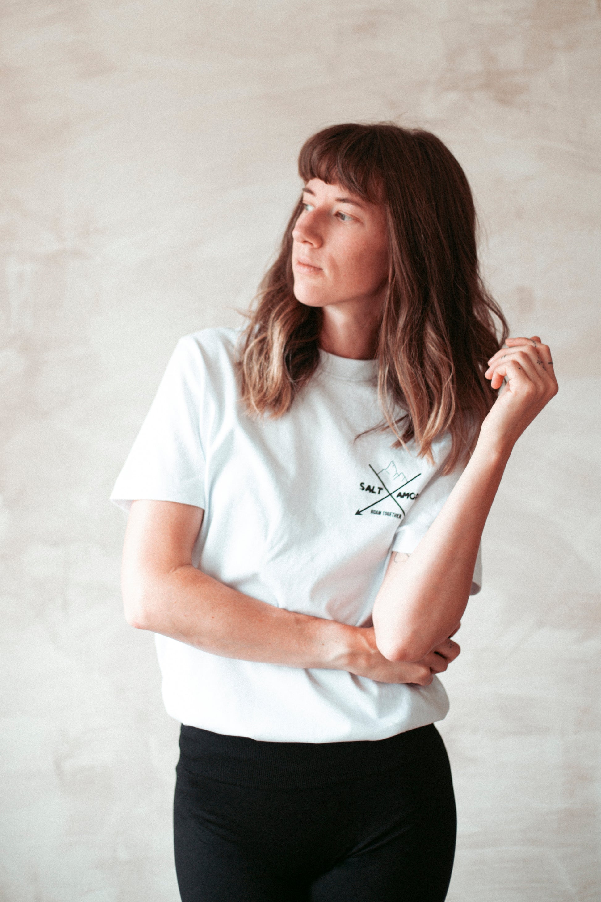 Statement T-Shirt aus Bio-Baumwolle in weiss. Nachhaltig Produziert in der EU. Mit Logoprint für alle Outdoormenschen.