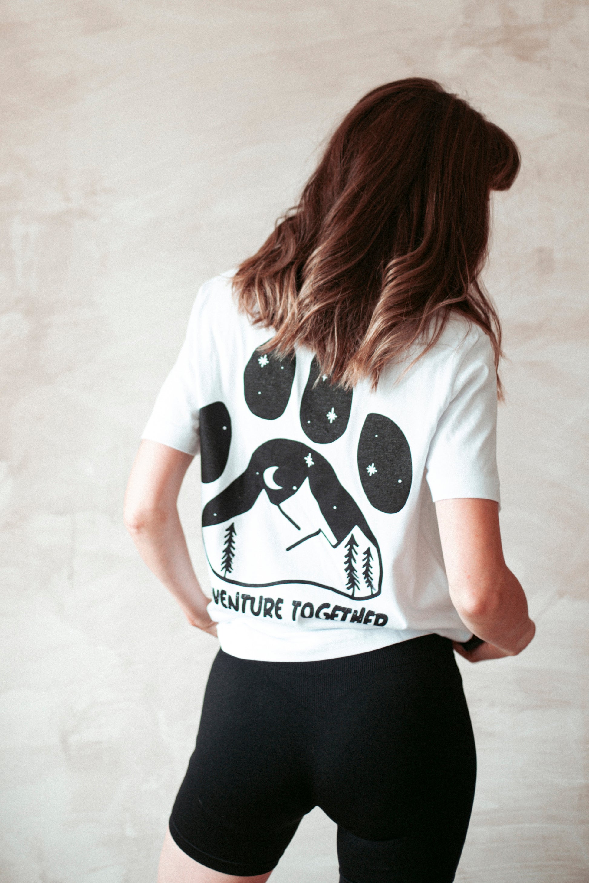 Statement Longsleeve aus Bio-Baumwolle in weiss. Nachhaltig Produziert in der EU. Mit Pfotenprint für alle Outdoormenschen.