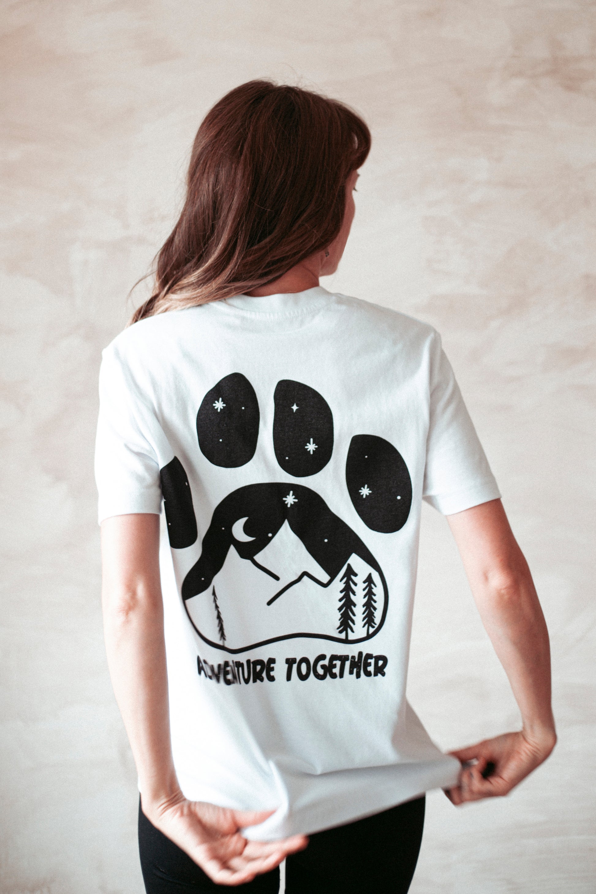 Statement Longsleeve aus Bio-Baumwolle in weiss. Nachhaltig Produziert in der EU. Mit Pfotenprint für alle Outdoormenschen.