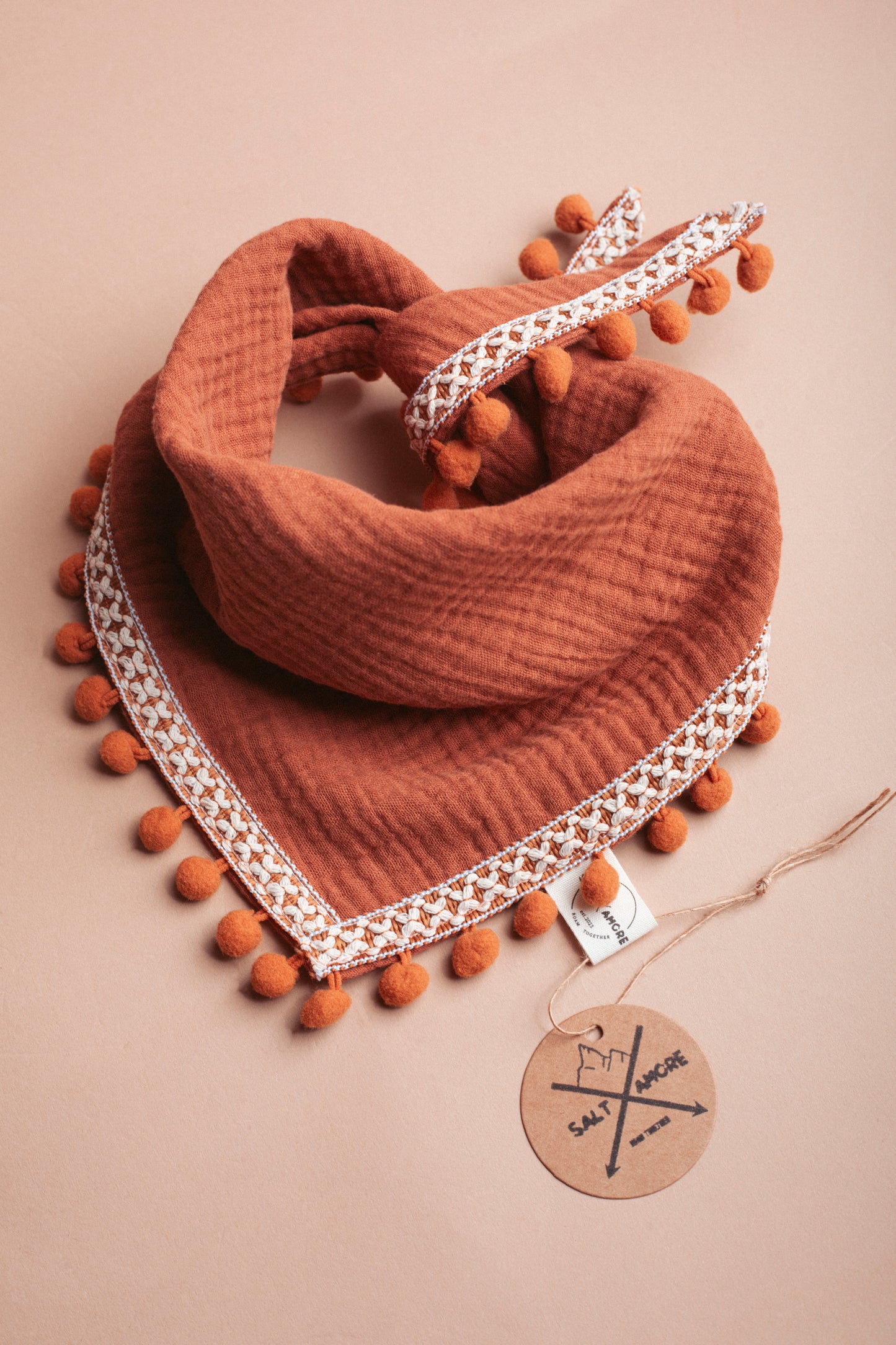 Entdecke unser Hundehalstuch „Boho“ – Dogwear im Ethno-Stil aus Musselin mit Quasten. Leicht, handgemacht & perfekt für Outdoor-Abenteuer mit deinem Hund.