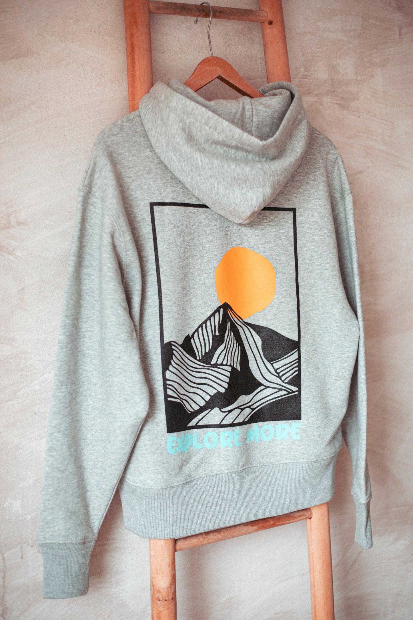 Statement Hoodie aus Bio-Baumwolle, nachhaltig Produziert in Heather Grey. Mit Bergprint für alle Outdoormenschen.