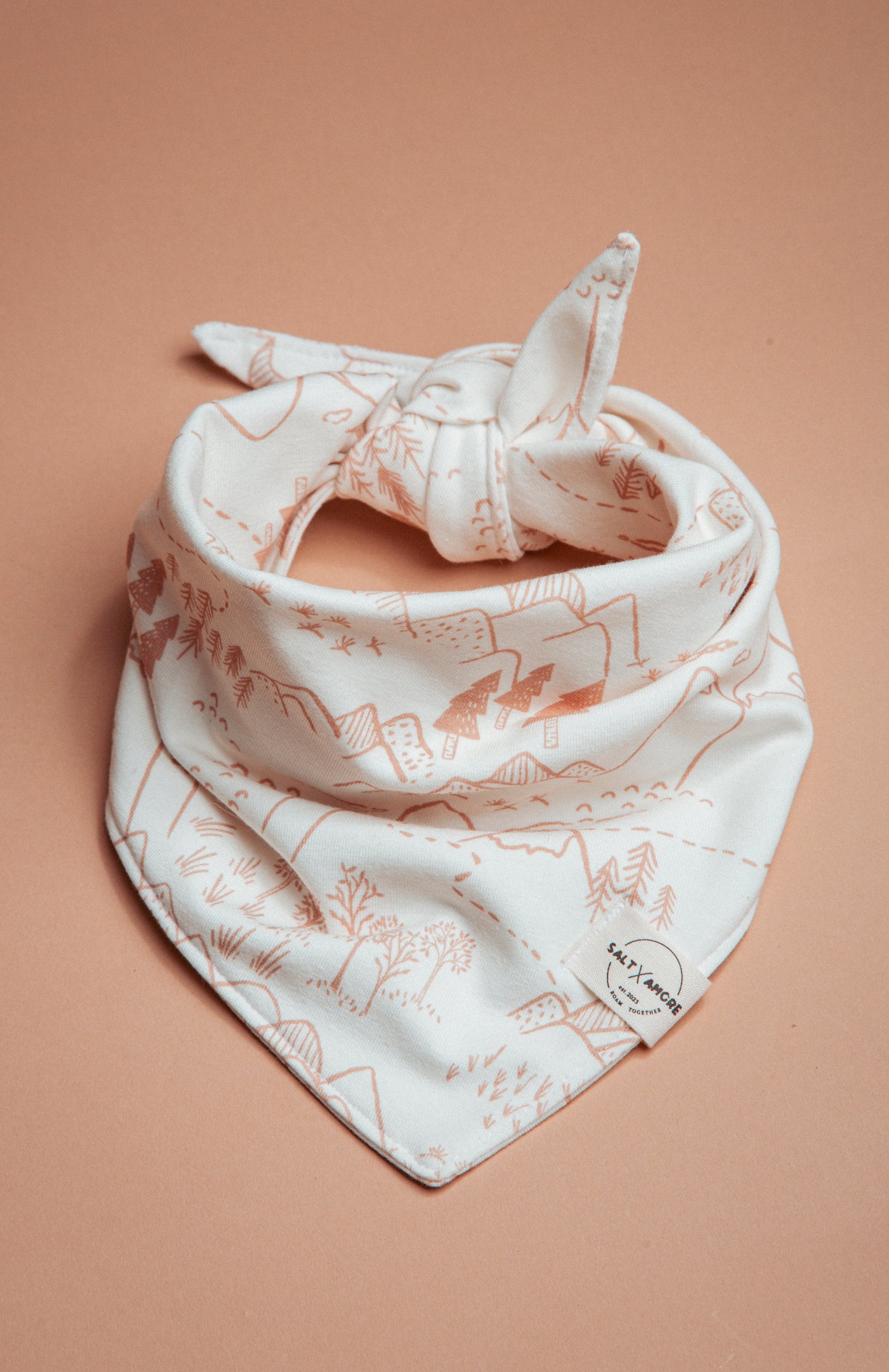 Stylische Dogwear für Naturfans: Hundehalstuch „Pathfinder“ aus Jersey – handgemacht, atmungsaktiv & ideal für Sommer, Gassi & kleine Abenteuer. Jetzt kaufen!