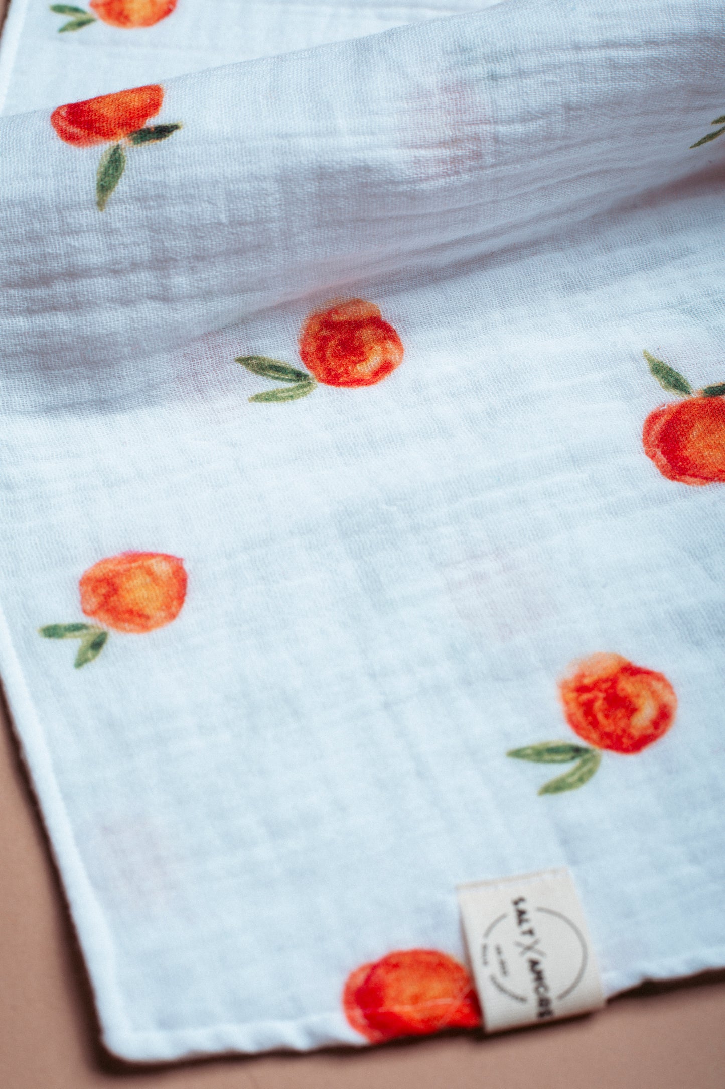 Fruchtige Dogwear für den Sommer: Hundehalstuch „Peach“ aus Bio-Musselin. Jetzt stilvolle Halstücher & Dogwear kaufen – handgemacht & leicht zu tragen.