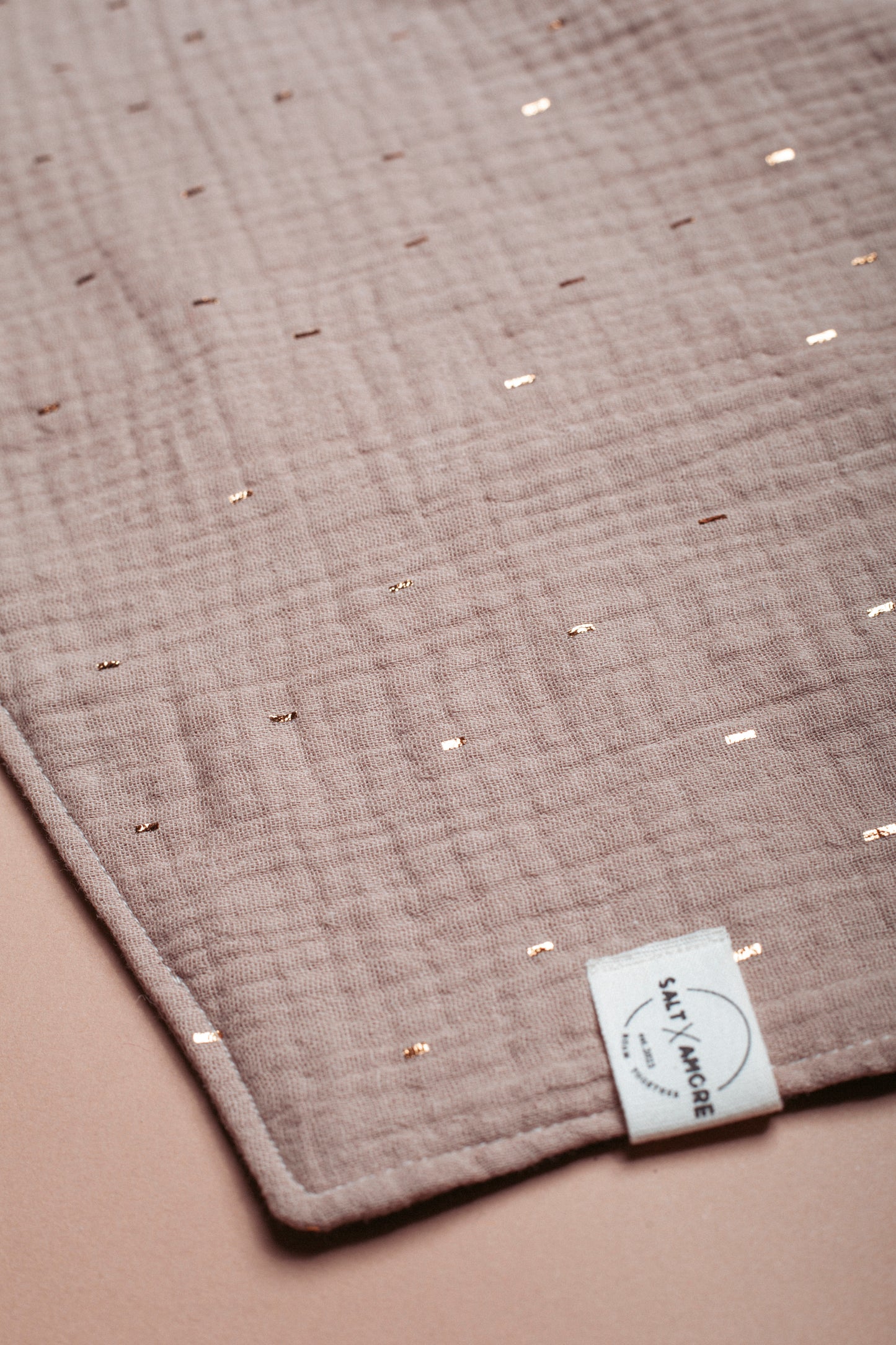 Natürlich schöne Dogwear: Hundehalstuch „Natural“ in Sand mit Gold-Detail – handgemacht, leicht & stilvoll. Jetzt Hundehalstücher für den Outdoorsommer kaufen!