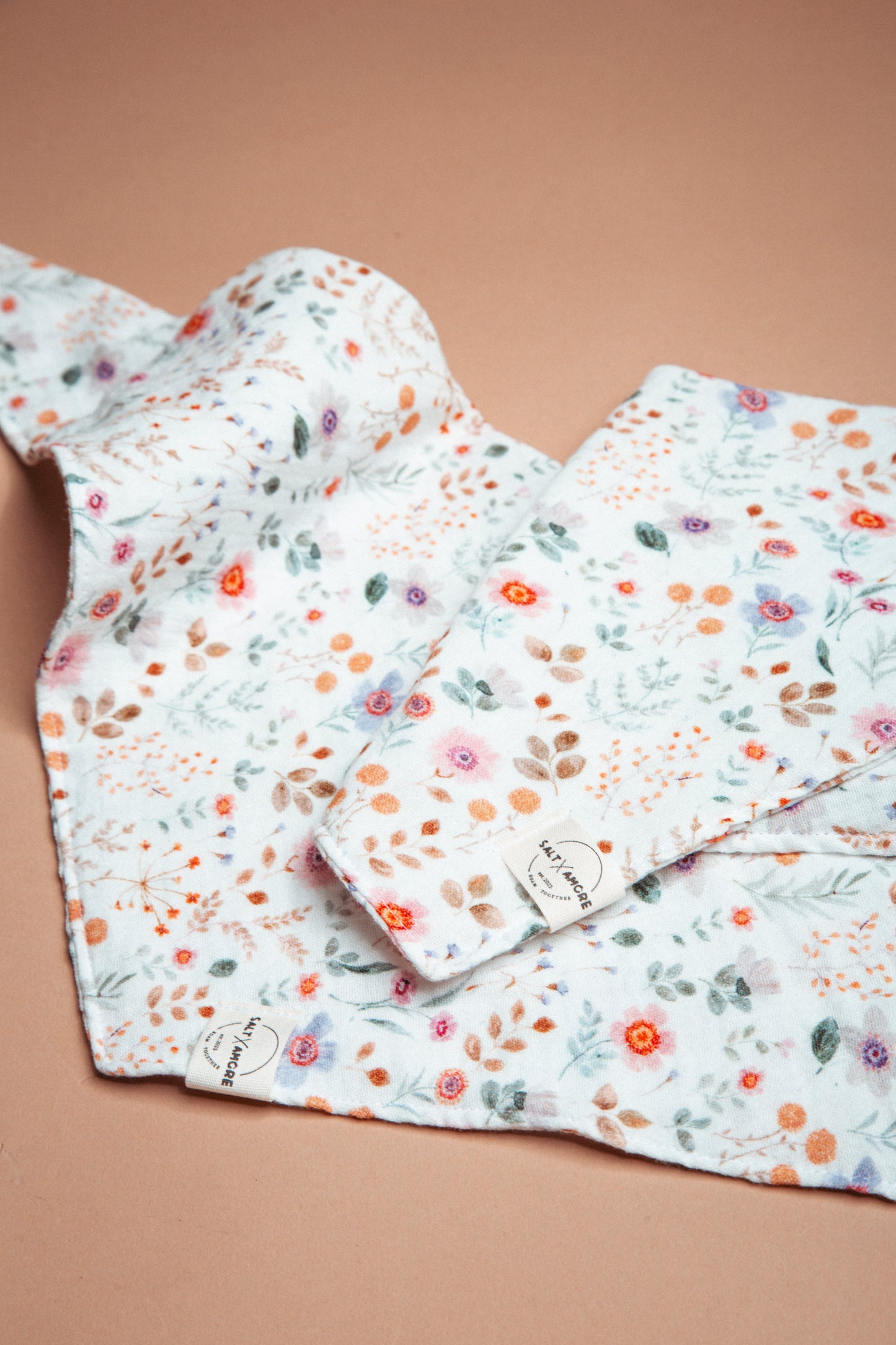 Zarte Dogwear mit Blumenprint: Hundehalstuch „Wildblume“ aus Bio-Baumwolle – handgemacht, leicht & perfekt für deinen Outdoorsommer & Gassirunden. Jetzt kaufen!