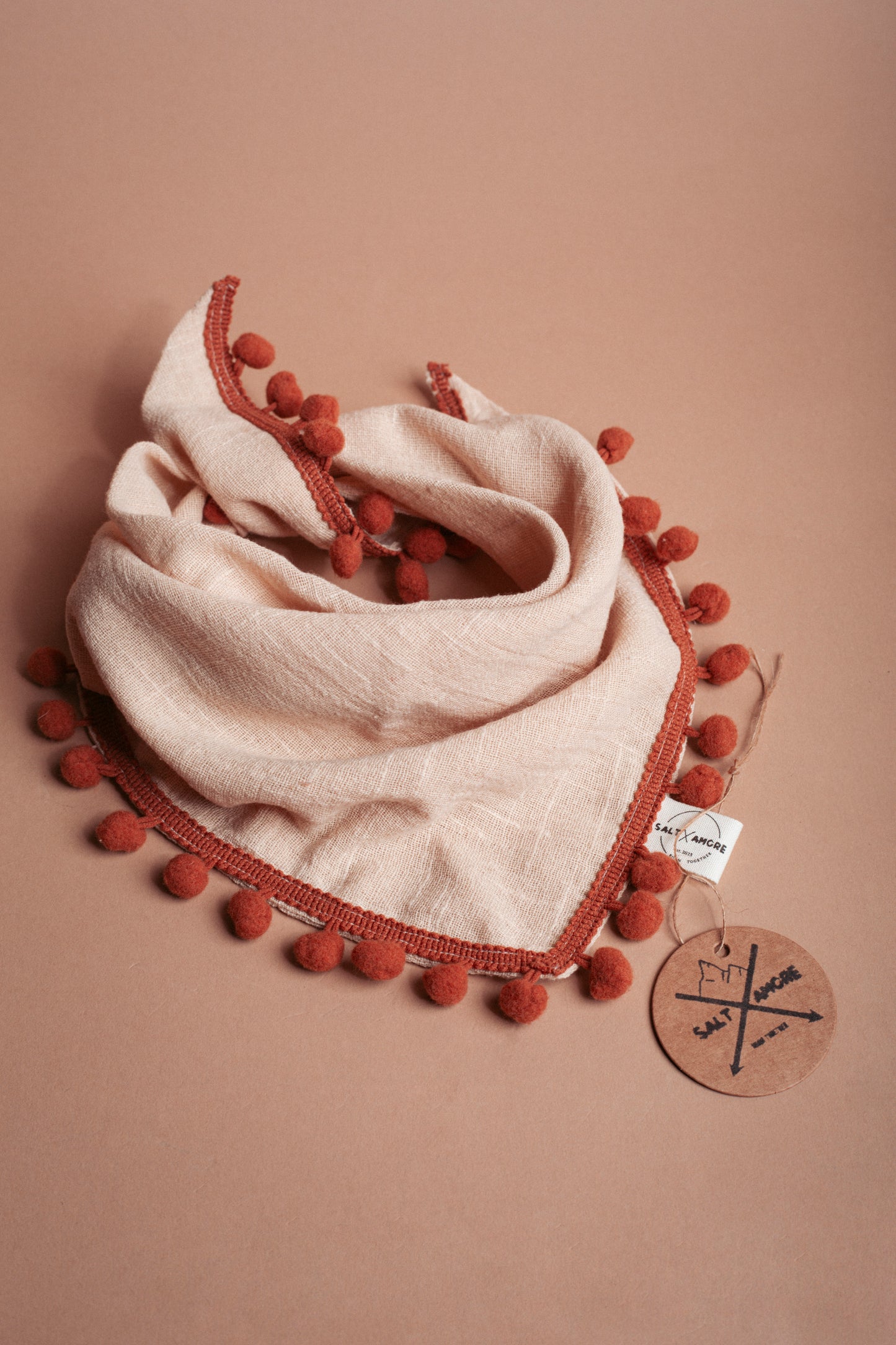 Natürlich schöne Dogwear im Boho-Look: Hundehalstuch „Nature Boho“ aus Leinen mit Quasten – handgemacht, luftig & perfekt für Spaziergänge. Jetzt kaufen!