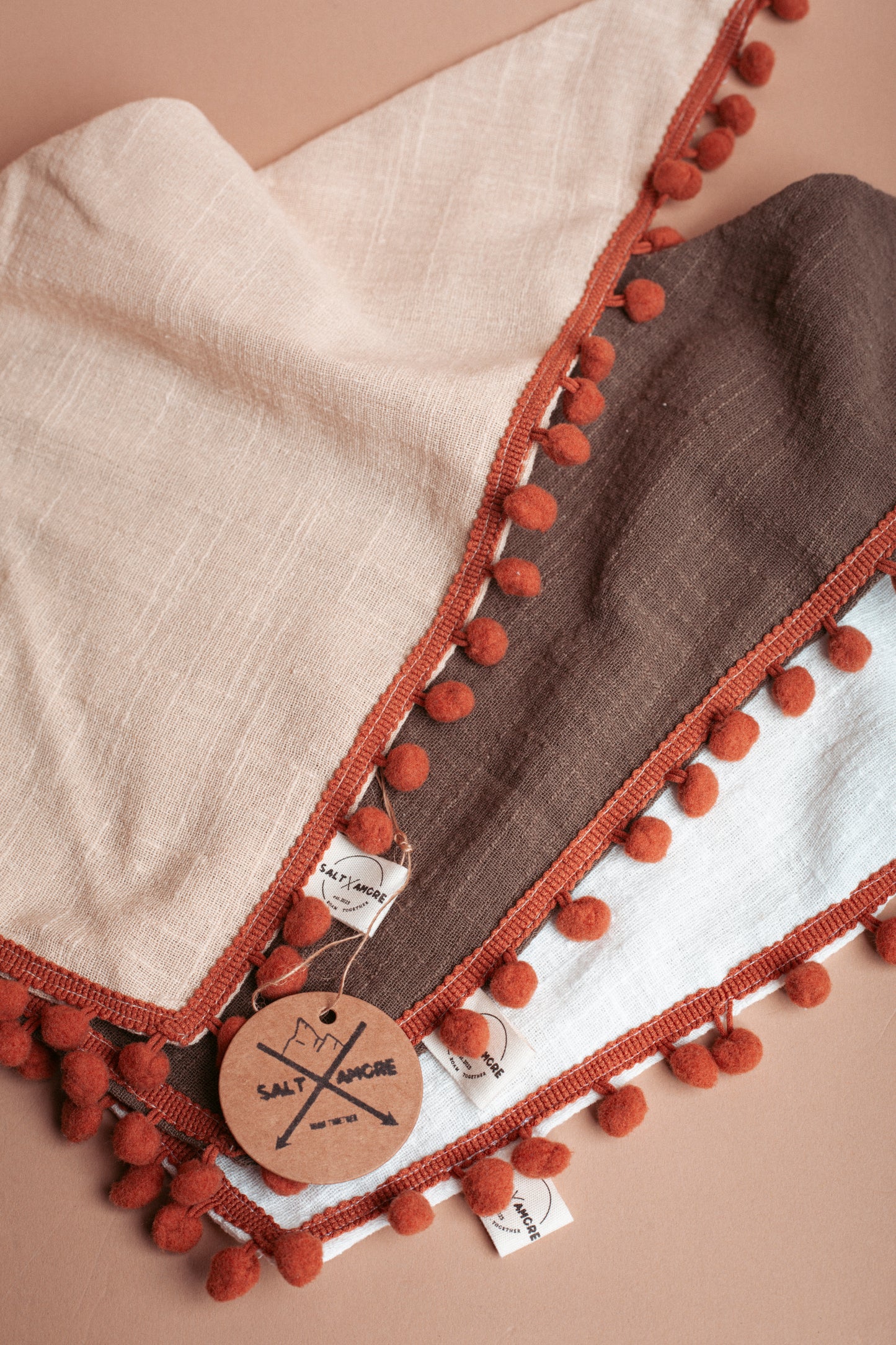 Natürlich schöne Dogwear im Boho-Look: Hundehalstuch „Nature Boho“ aus Leinen mit Quasten – handgemacht, luftig & perfekt für Spaziergänge. Jetzt kaufen!
