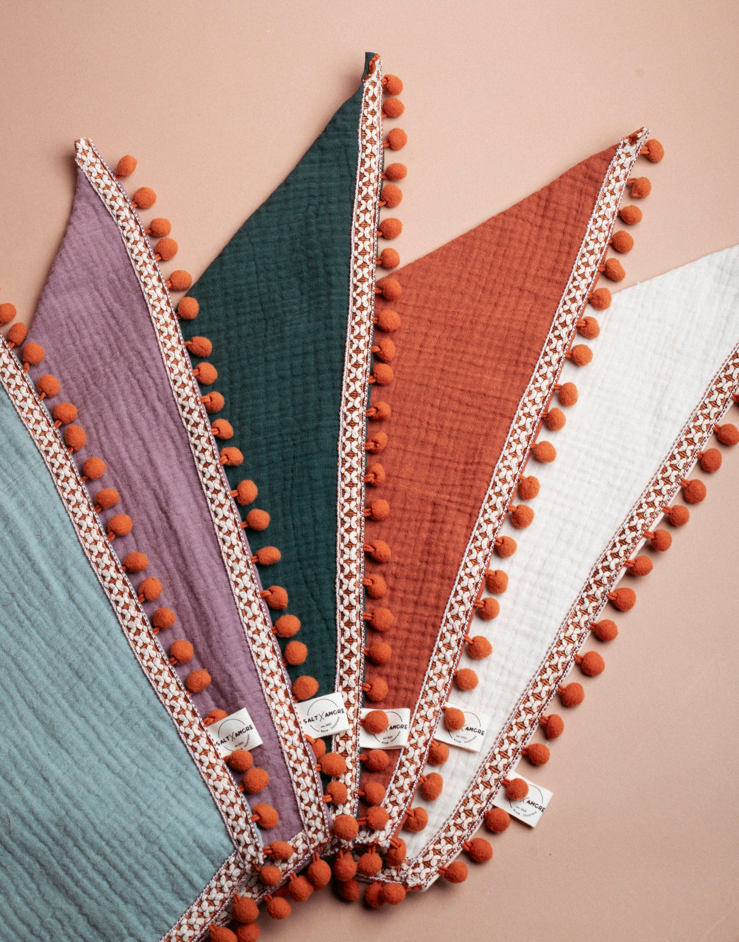 Entdecke unser Hundehalstuch „Boho“ – Dogwear im Ethno-Stil aus Musselin mit Quasten. Leicht, handgemacht & perfekt für Outdoor-Abenteuer mit deinem Hund.
