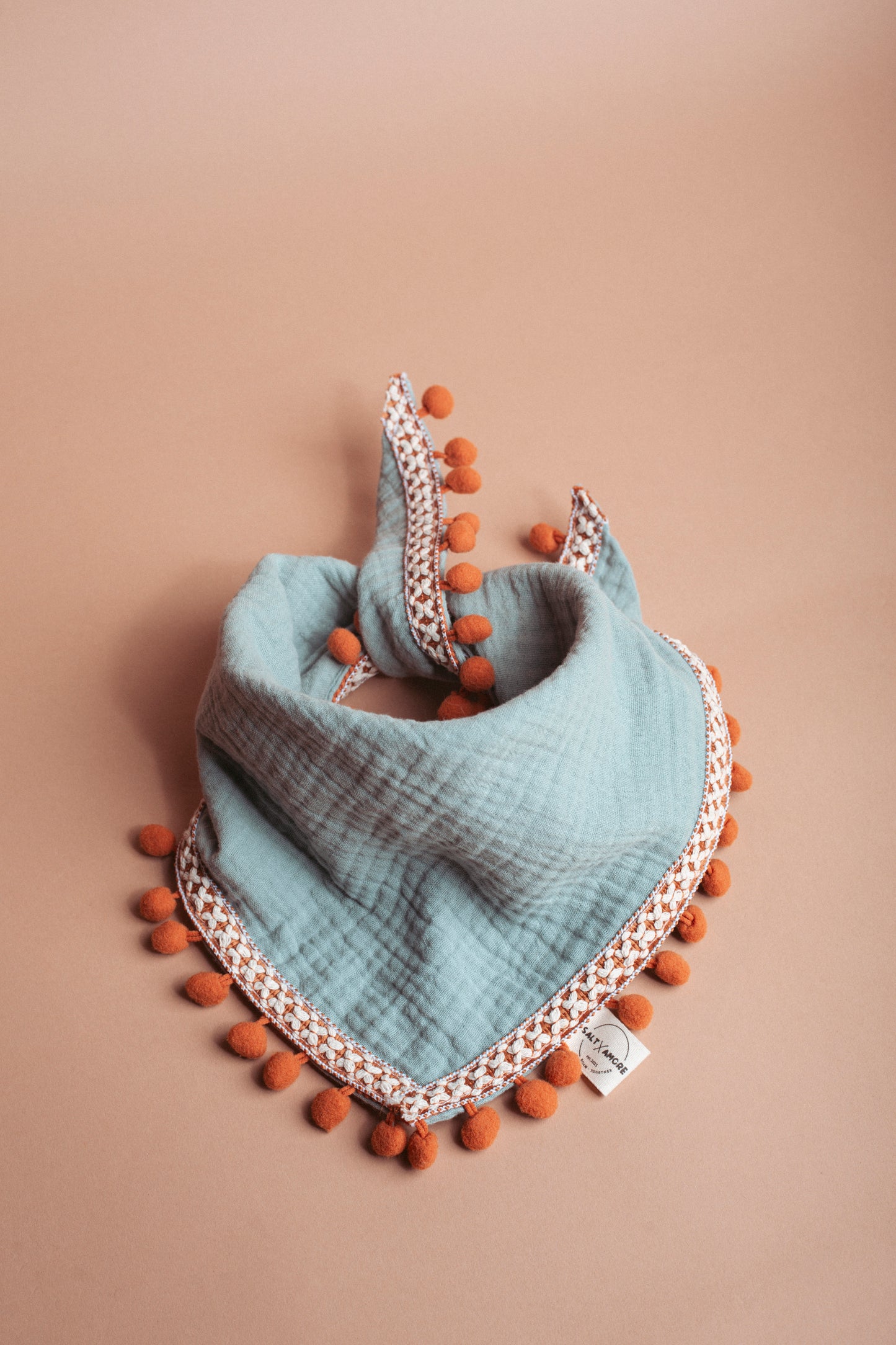 Entdecke unser Hundehalstuch „Boho“ – Dogwear im Ethno-Stil aus Musselin mit Quasten. Leicht, handgemacht & perfekt für Outdoor-Abenteuer mit deinem Hund.