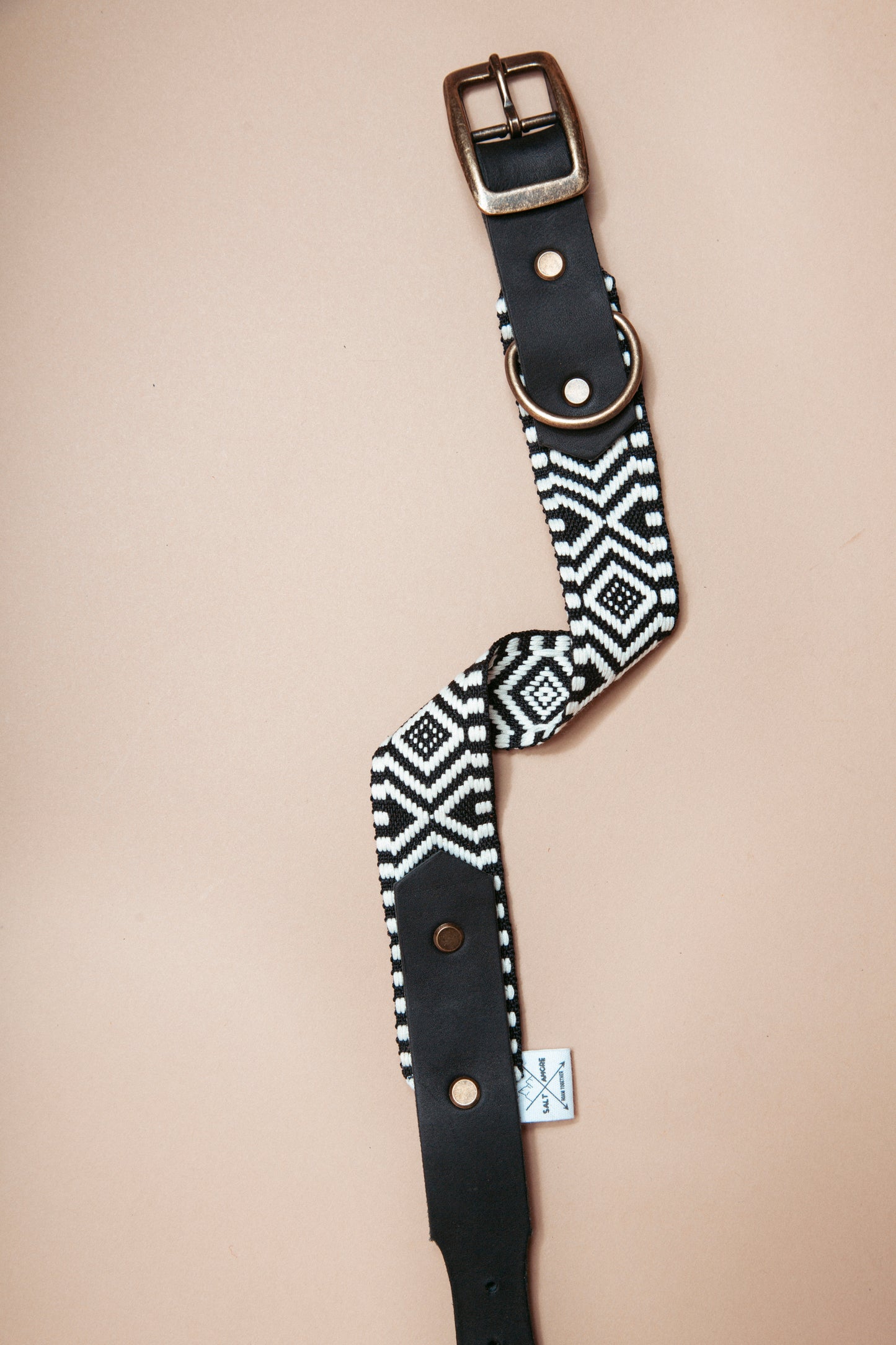 „Robustes, handgemachtes Hundehalsband aus Gurtband und weichem Fettleder im beliebten Bohostil mit Ethnomuster – langlebige, stylische Dogwear. Das Hundezubehör für deinen Alltag oder dein nächstes Abenteuer!