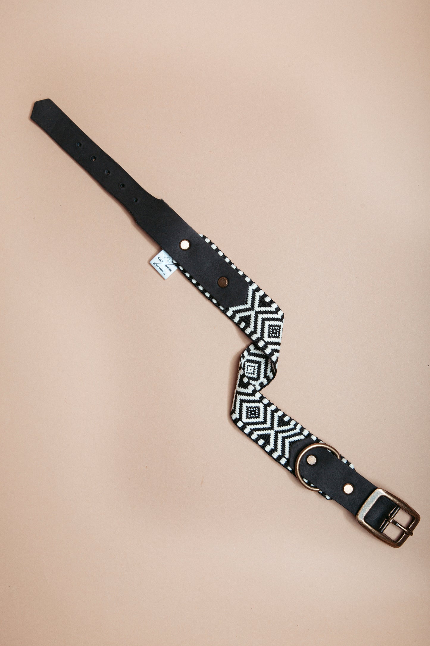 „Robustes, handgemachtes Hundehalsband aus Gurtband und weichem Fettleder im beliebten Bohostil mit Ethnomuster – langlebige, stylische Dogwear. Das Hundezubehör für deinen Alltag oder dein nächstes Abenteuer!