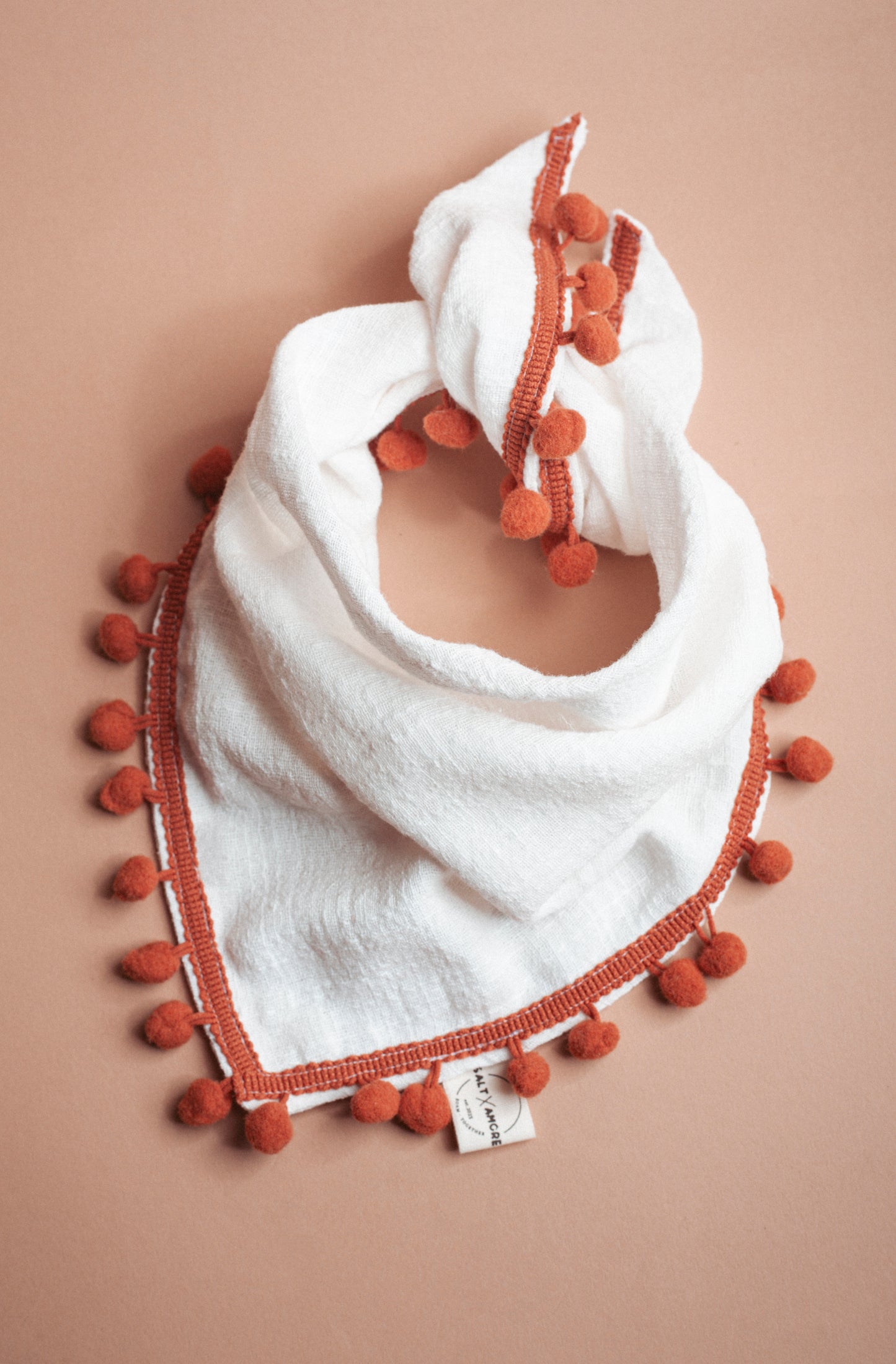 Natürlich schöne Dogwear im Boho-Look: Hundehalstuch „Nature Boho“ aus Leinen mit Quasten – handgemacht, luftig & perfekt für Spaziergänge. Jetzt kaufen!
