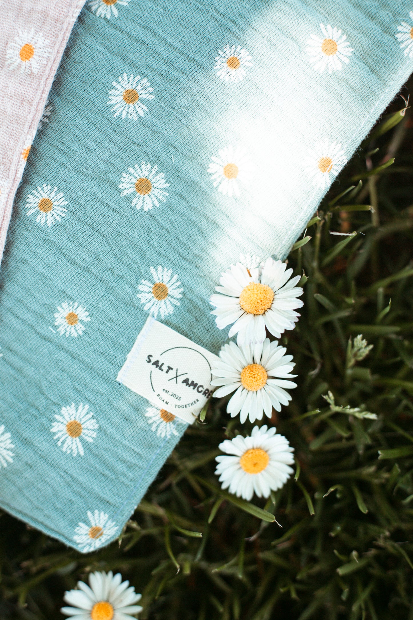 Luftiges Hundehalstuch „Daisy“ mit zartem Gänseblümchen-Print. Handgemachtes Hundezubehör aus Bio-Musselin –perfekt für stilvolle Sommermomente mit deinem Hund.