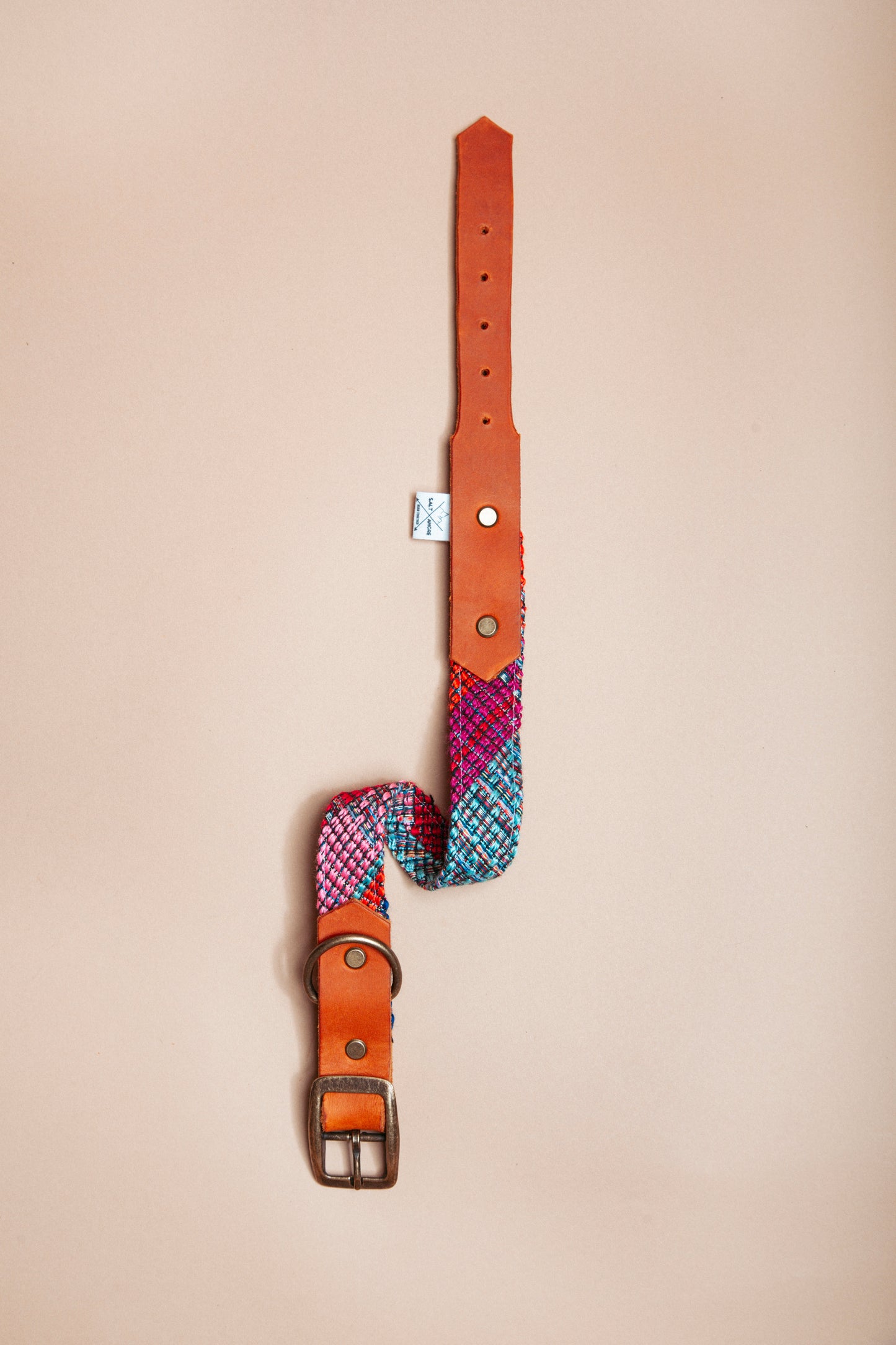 „Robustes, handgemachtes Hundehalsband aus reissfestem Gurtband veredelt mit gewebtem Baumwollstoff und weichem Fettleder im beliebten Bohostil mit folklorischem Webmuster – langlebige, stylische Dogwear. Das Hundezubehör für deinen Alltag oder dein nächstes Abenteuer!