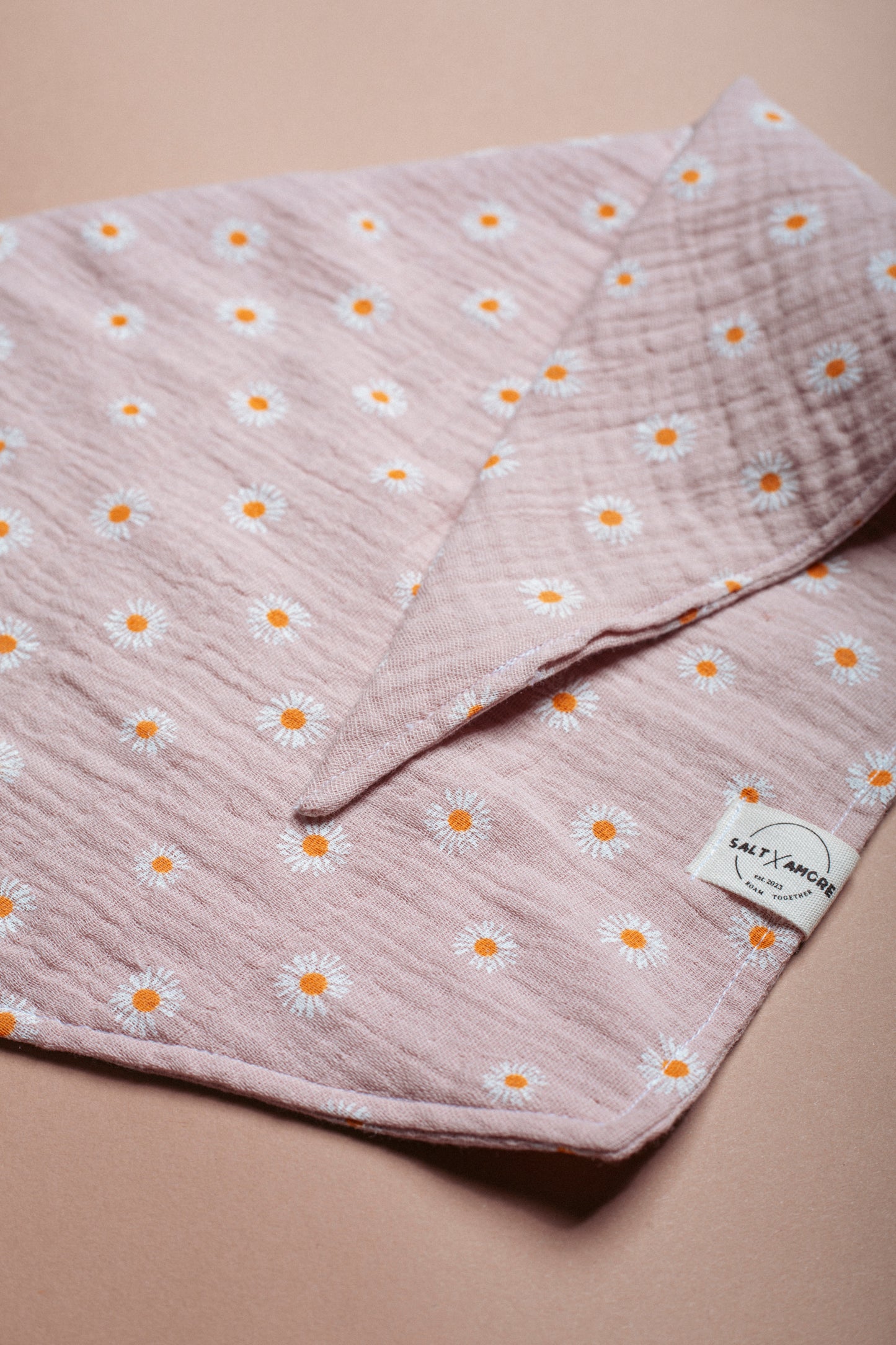 Handgemachtes Hundehalstuch aus Bio-Musselin mit Gänseblümchen-Print in Rosé – leichtes, stylisches Hundezubehör & perfekt für deinen Outdoorsommer mit Hund.
