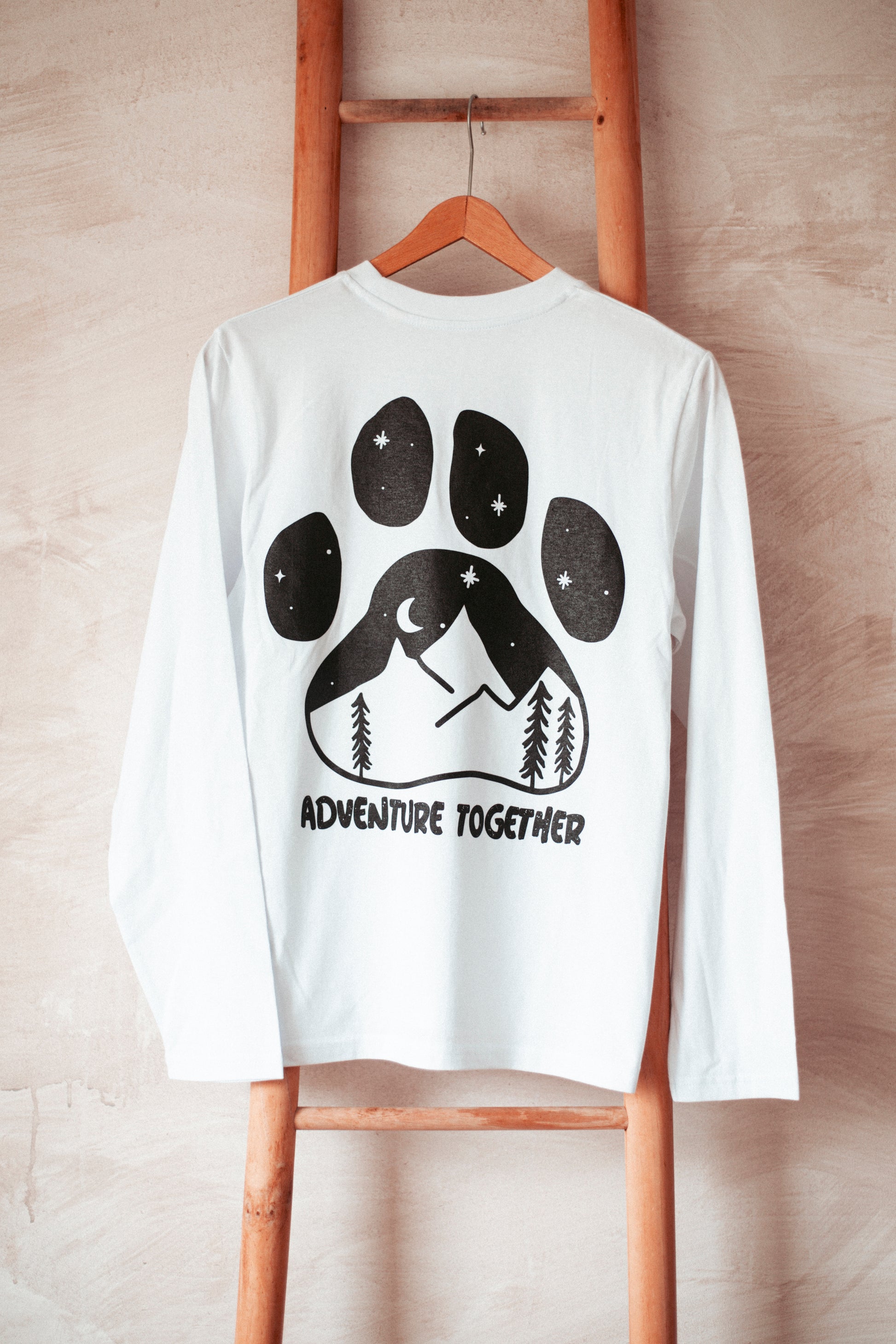 Statement Longsleeve aus Bio-Baumwolle in weiss. Nachhaltig Produziert in der EU. Mit Pfotenprint für alle Outdoormenschen.