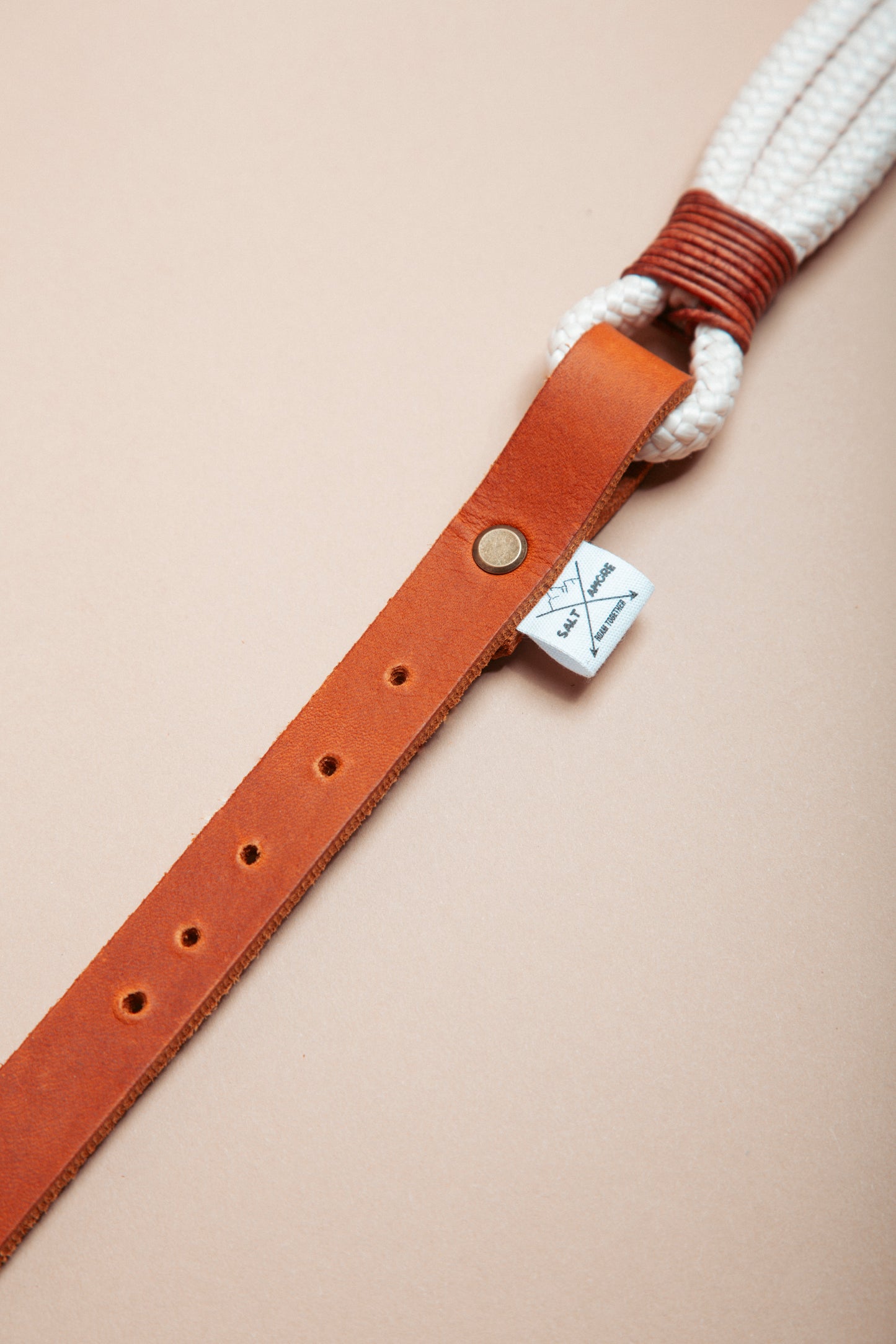 „Robustes Hundehalsband aus Kletterseil und weichem Fettleder – langlebige Dogwear. Das Hundezubehör für den Alltag in verschiedenen Farbtönen!" Mit stabilen Karabinern und wasserabweisenden Seil, für dein nächstes Abenteuer!