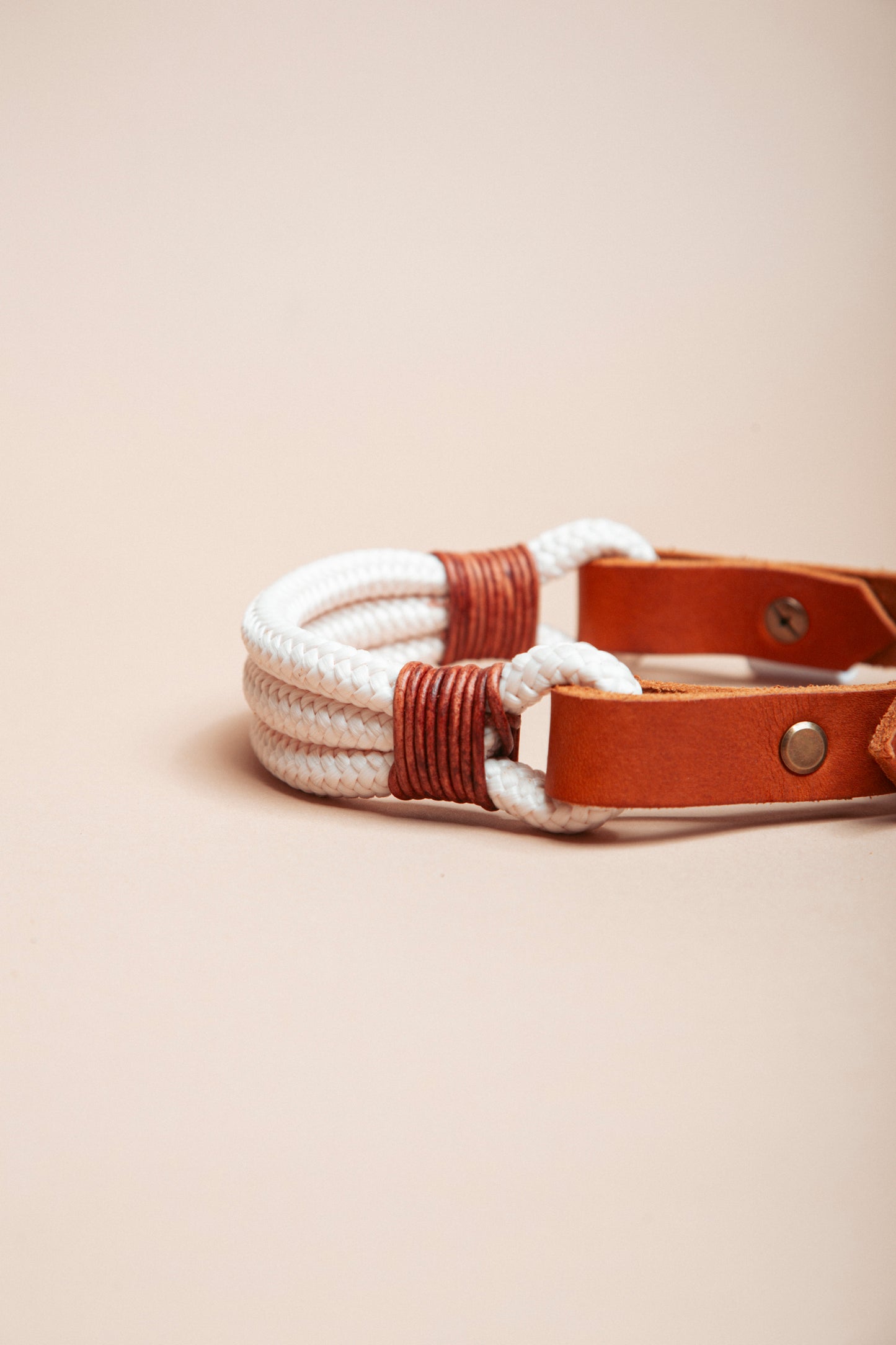 „Robustes Hundehalsband aus Kletterseil und weichem Fettleder – langlebige Dogwear. Das Hundezubehör für den Alltag in verschiedenen Farbtönen!" Mit stabilen Karabinern und wasserabweisenden Seil, für dein nächstes Abenteuer!