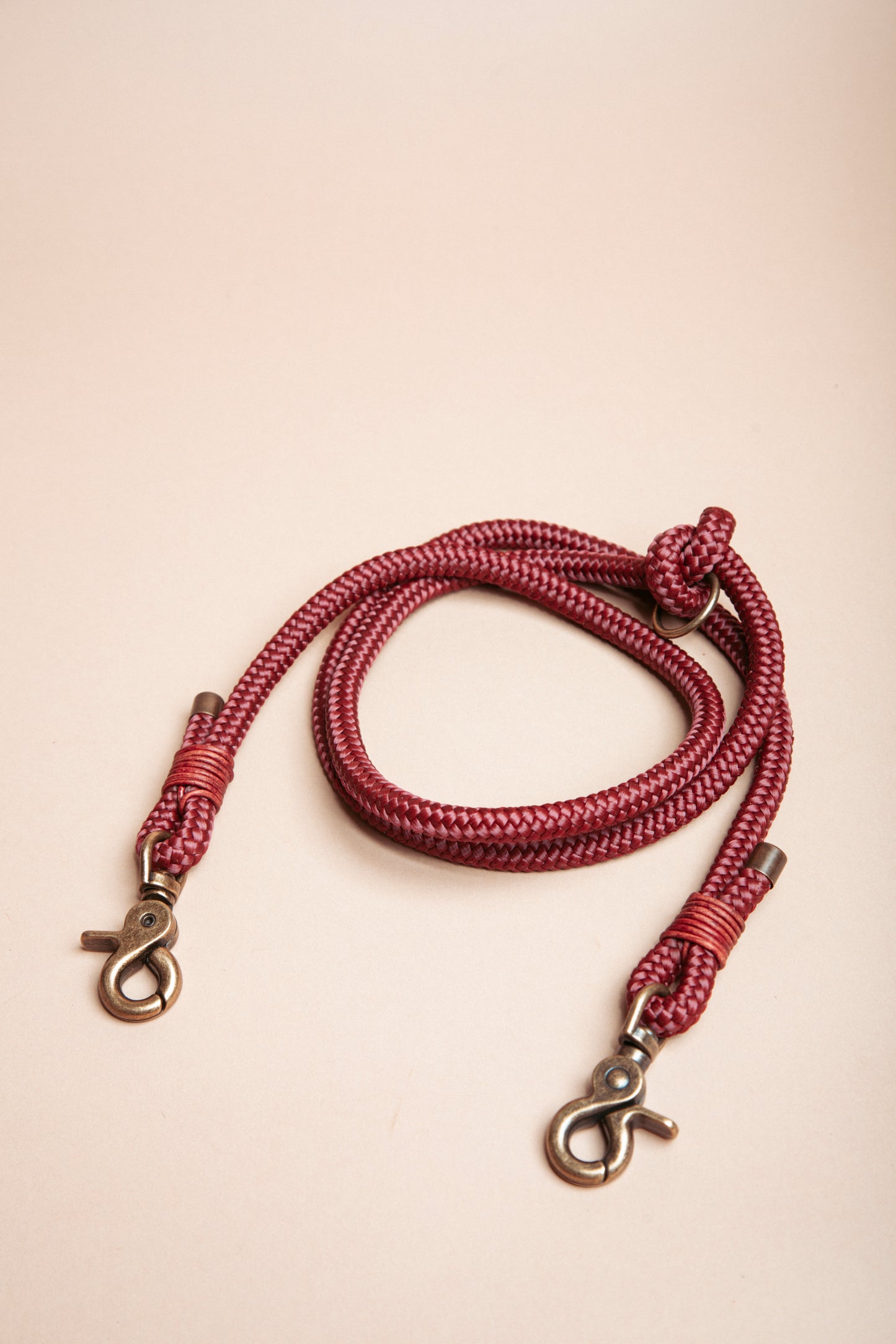 „Robuste Hundeleine aus Kletterseil – langlebige Dogwear. Das Hundezubehör für den Alltag in verschiedenen Naturtönen!" Mit stabilen Karabinern und wasserabweisenden Seil, für dein nächstes Abentreuer!