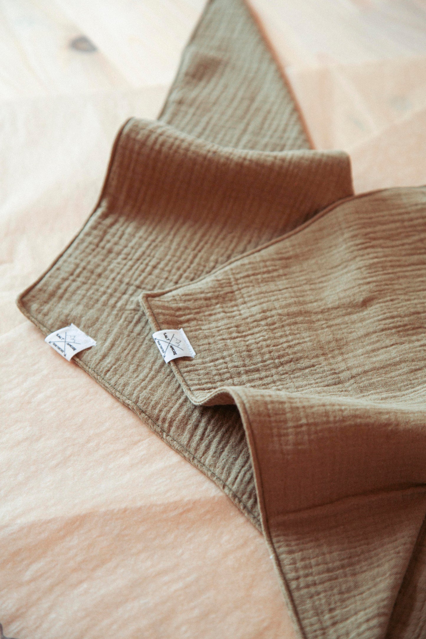 Hundehalstuch Soft Olive | Handgemachtes Hundehalstuch aus Bio-Baumwolle