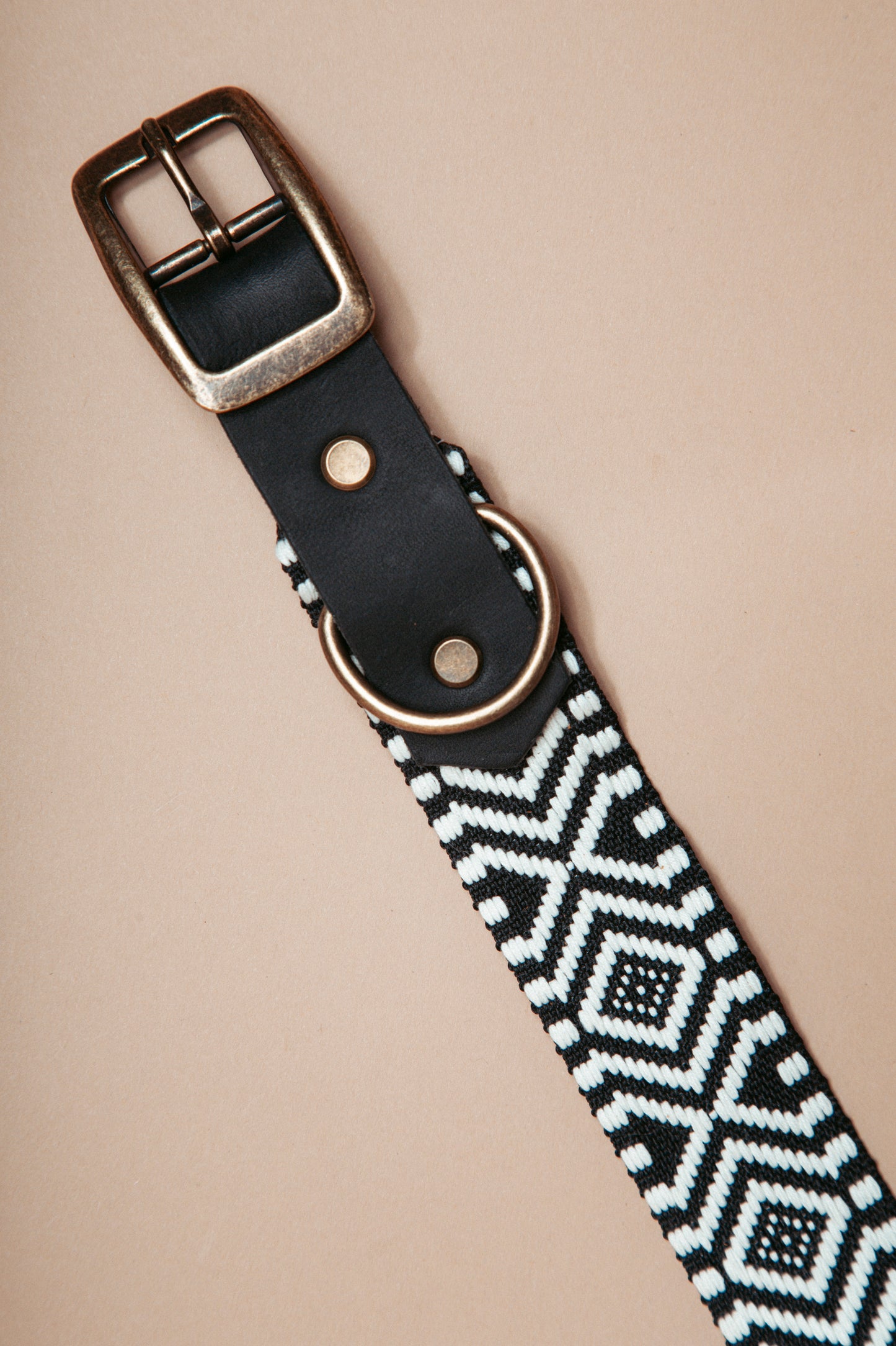 „Robustes, handgemachtes Hundehalsband aus Gurtband und weichem Fettleder im beliebten Bohostil mit Ethnomuster – langlebige, stylische Dogwear. Das Hundezubehör für deinen Alltag oder dein nächstes Abenteuer!