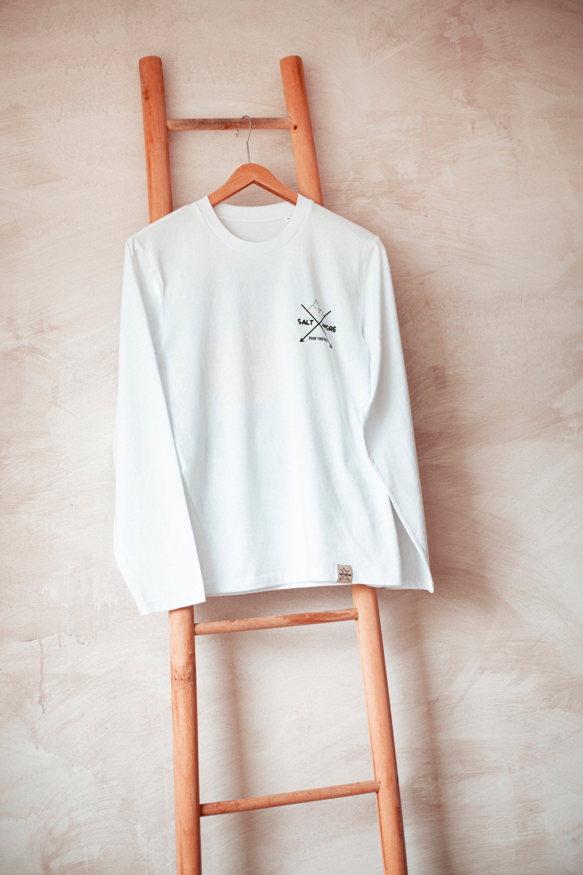 Statement Longsleeve aus Bio-Baumwolle in weiss. Nachhaltig Produziert in der EU. Mit Logo für alle Outdoormenschen.