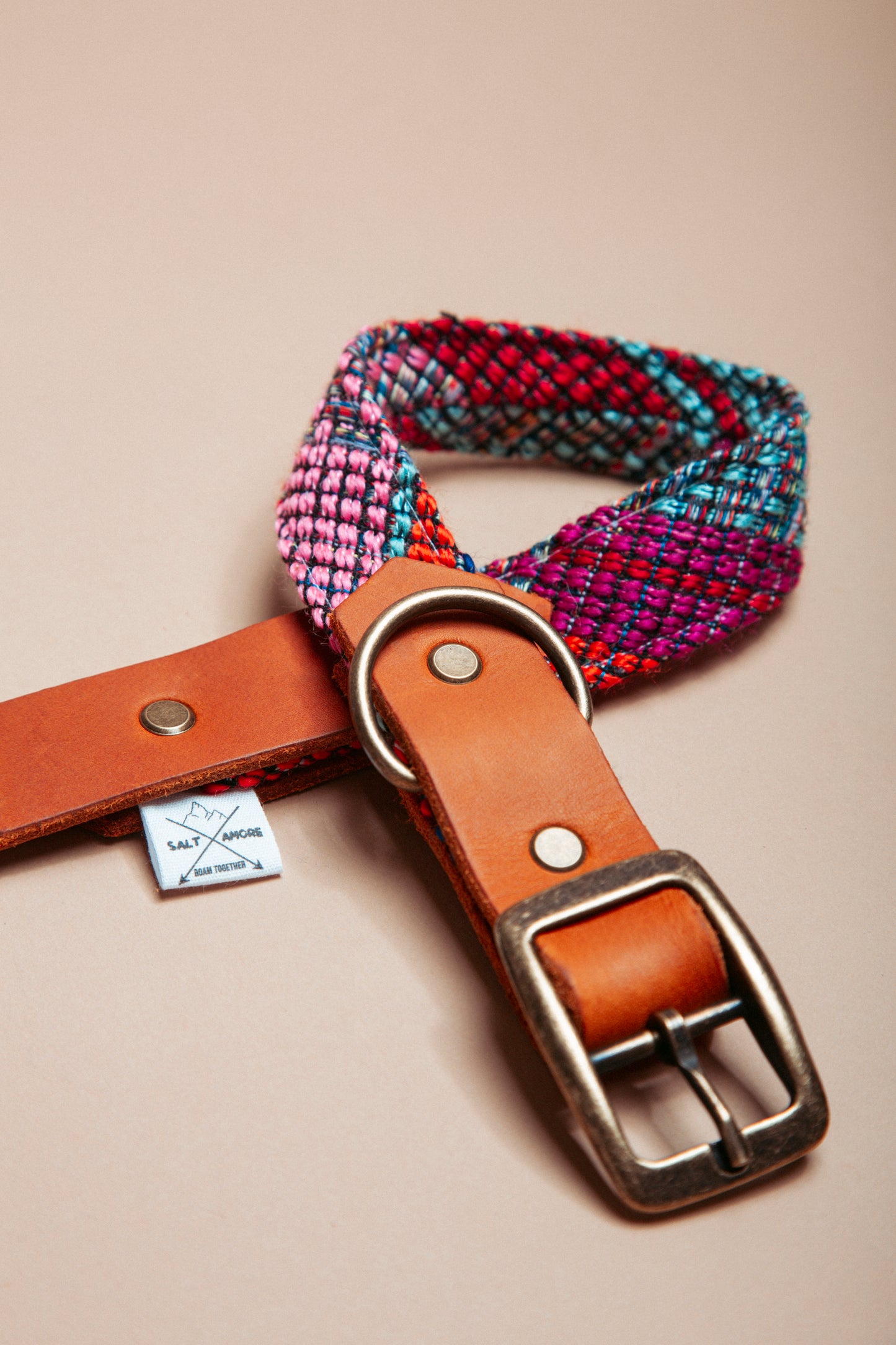 „Robustes, handgemachtes Hundehalsband aus reissfestem Gurtband veredelt mit gewebtem Baumwollstoff und weichem Fettleder im beliebten Bohostil mit folklorischem Webmuster – langlebige, stylische Dogwear. Das Hundezubehör für deinen Alltag oder dein nächstes Abenteuer!
