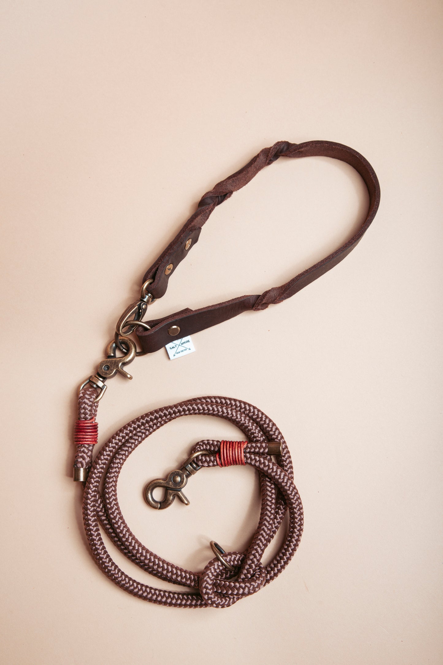 „Robuste Hundeleine aus weichem Leder & Kletterseil – langlebige Dogwear. Das Hundezubehör für den Alltag in verschiedenen Farbtönen!" Mit stabilen Karabinern und wasserabweisenden Seil, für dein nächstes Abenteuer! In der Farbe Kastanie.