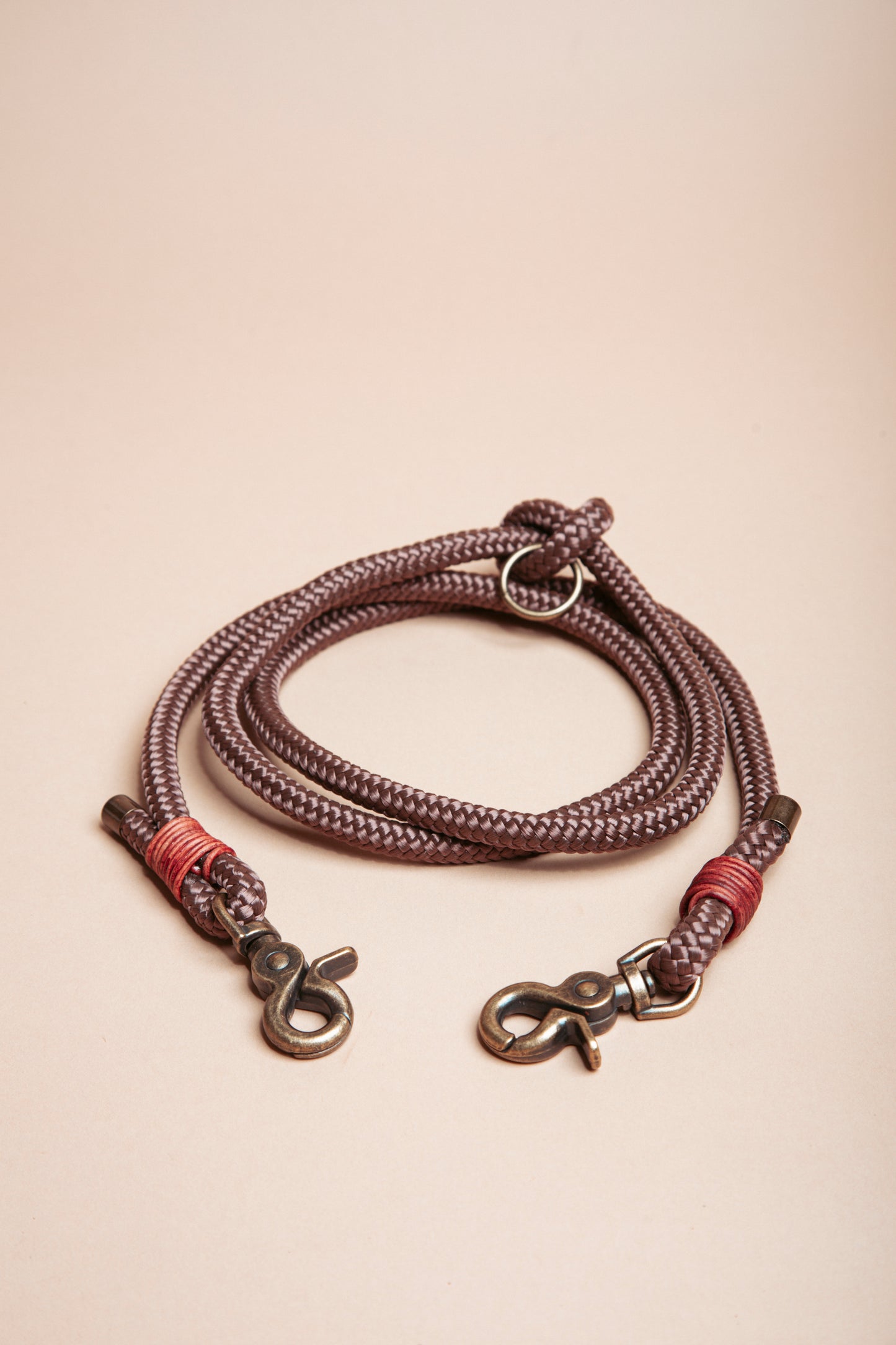 „Robuste Hundeleine aus Kletterseil – langlebige Dogwear. Das Hundezubehör für den Alltag in verschiedenen Naturtönen!" Mit stabilen Karabinern und wasserabweisenden Seil, für dein nächstes Abentreuer!