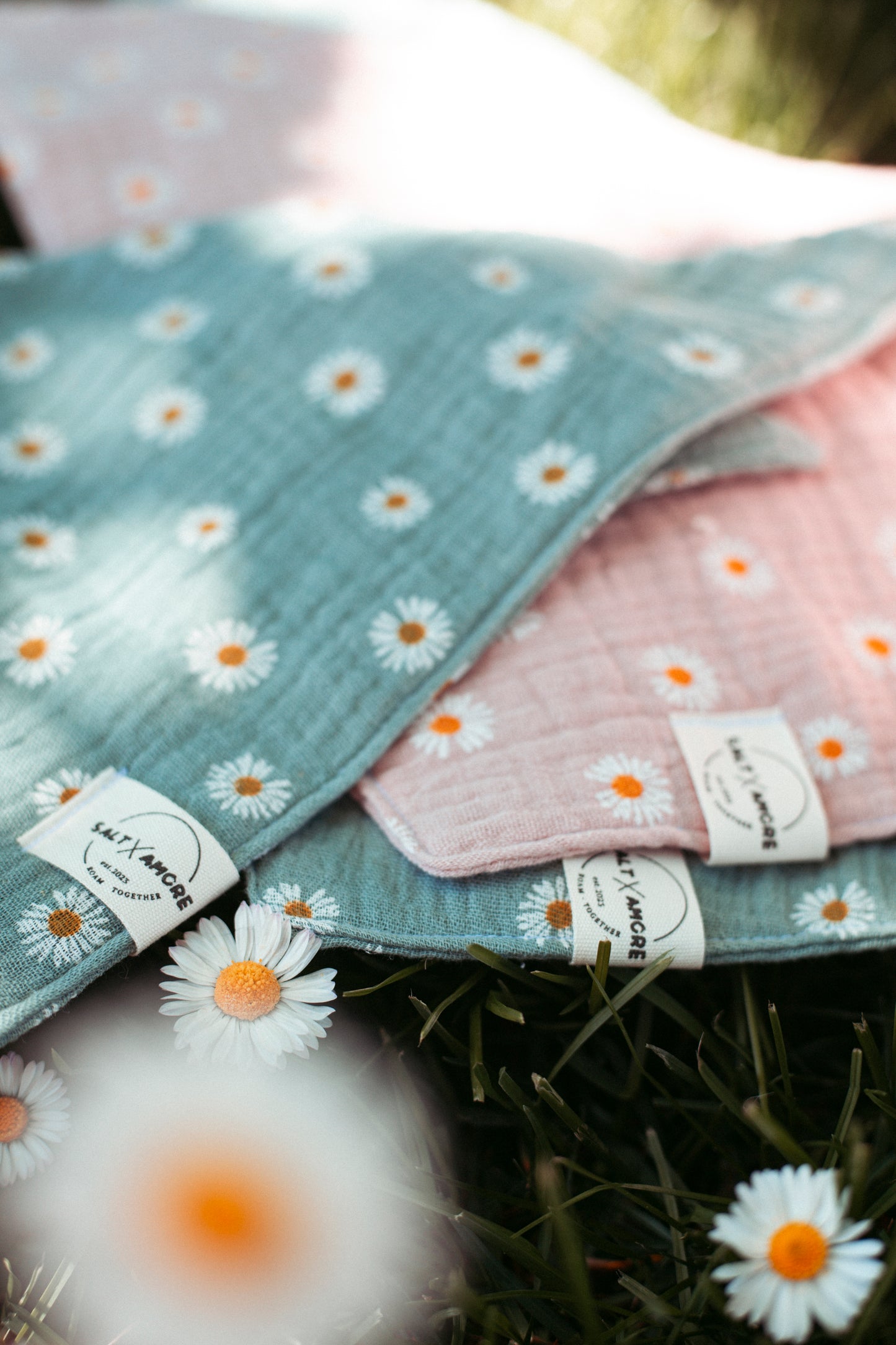 Handgemachtes Hundehalstuch aus Bio-Musselin mit Gänseblümchen-Print in Rosé – leichtes, stylisches Hundezubehör & perfekt für deinen Outdoorsommer mit Hund.