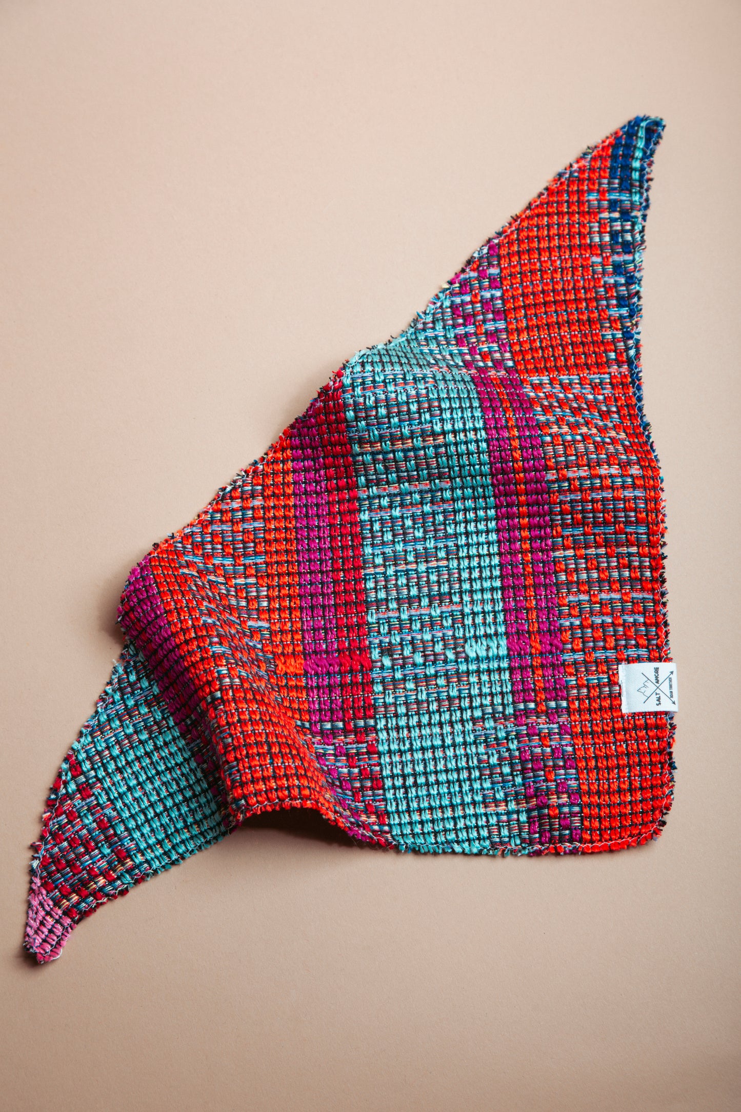 Sommerliche & nachhaltige Dogwear: Hundehalstuch handgemacht aus gewebtem Baumwollstoff im Folklorestil. Bequem & perfekt für Abenteuer. Jetzt Hundehalstücher kaufen!