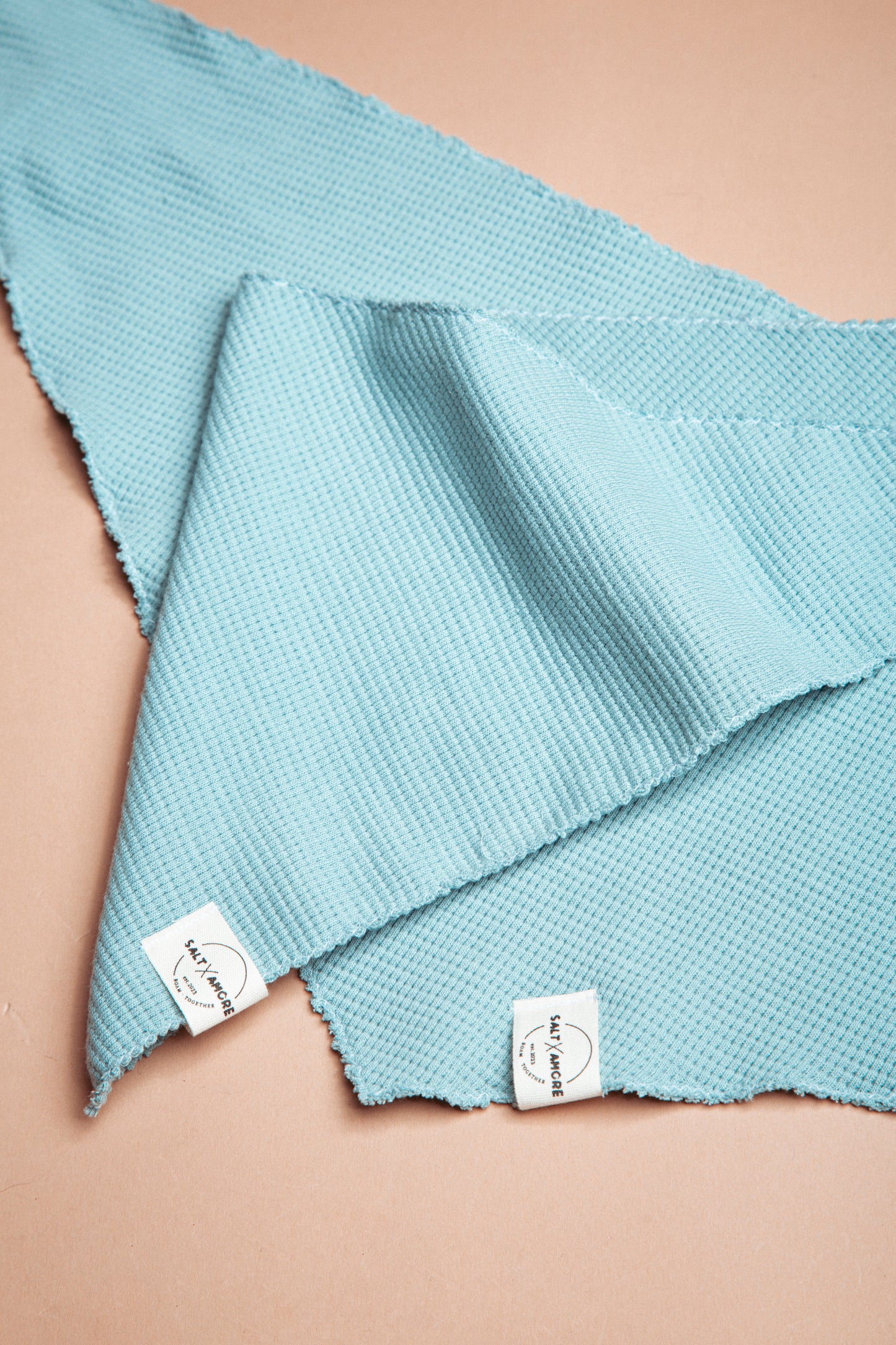 Zeitlose Dogwear für den Sommer: Hundehalstuch „Sky“ aus Waffelpiqué – stilvoll, handgemacht & luftig. Jetzt minimalistisches Hundezubehör kaufen!
