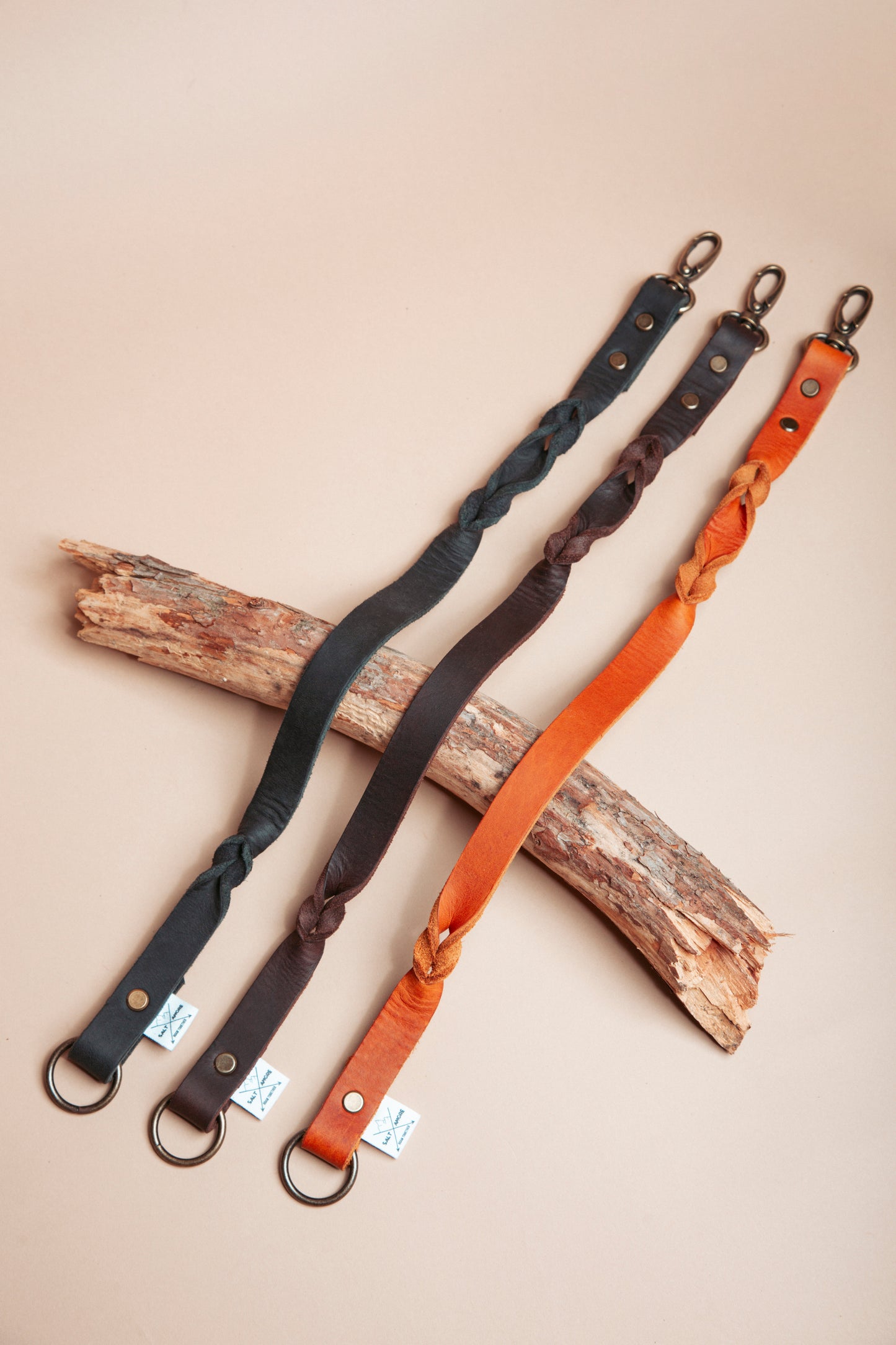„Handschlaufe & Kurzführer aus robustem Leder für Hunde in verschiedenen Farben, handgefertigt mit stabilem Karabiner – ideal für Training und kurze Führstrecken2.
