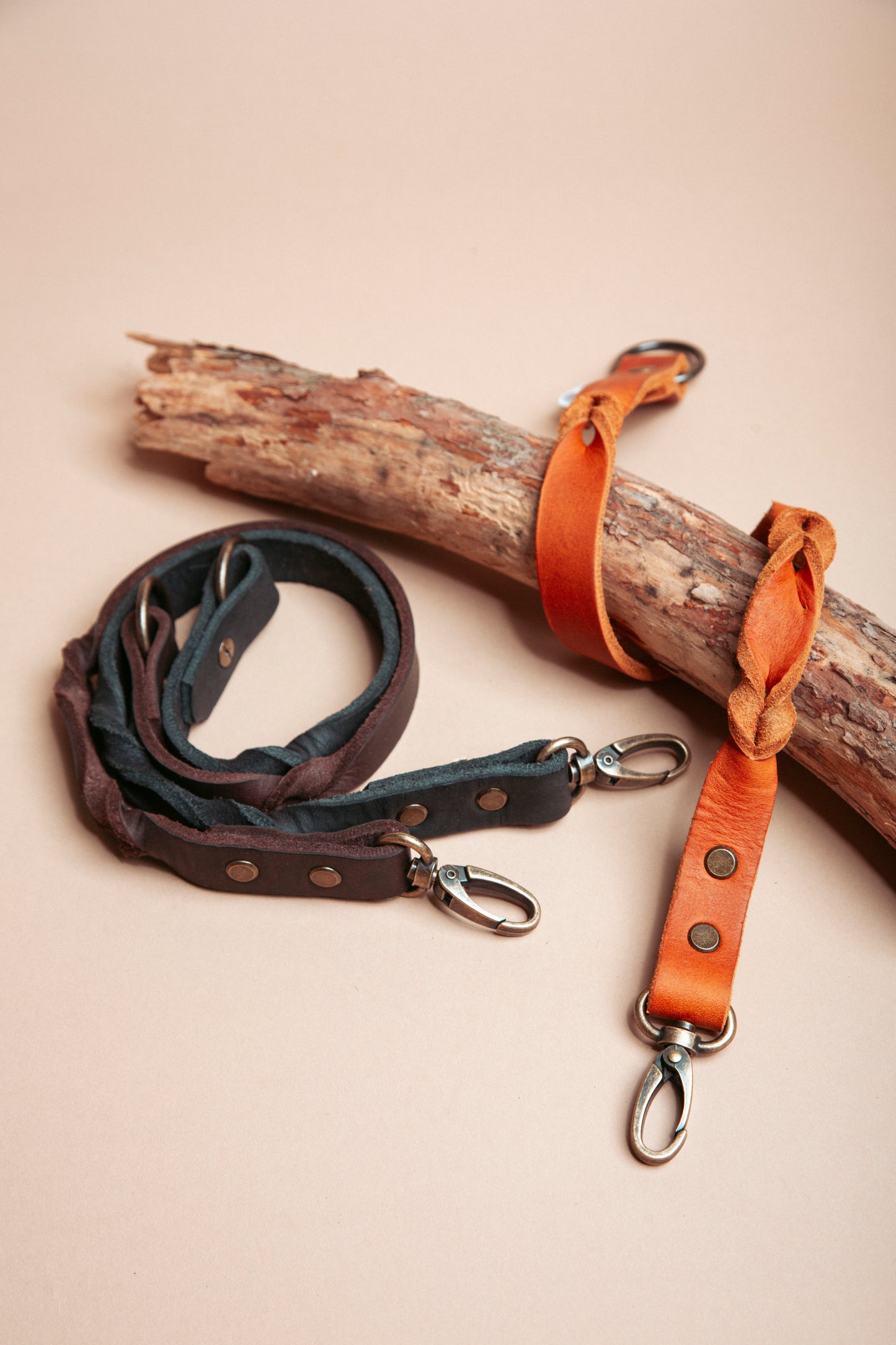 „Handschlaufe & Kurzführer aus robustem Leder für Hunde in verschiedenen Farben, handgefertigt mit stabilem Karabiner – ideal für Training und kurze Führstrecken2.