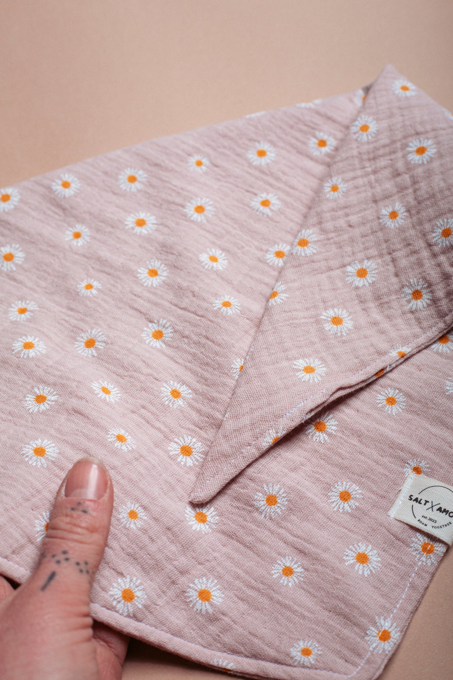 Handgemachtes Hundehalstuch aus Bio-Musselin mit Gänseblümchen-Print in Rosé – leichtes, stylisches Hundezubehör & perfekt für deinen Outdoorsommer mit Hund.