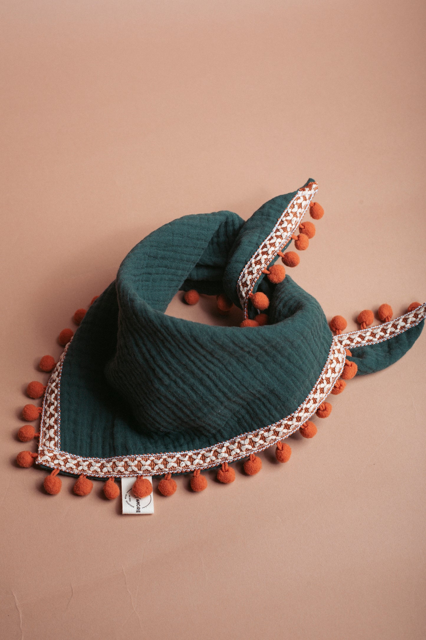 Entdecke unser Hundehalstuch „Boho“ – Dogwear im Ethno-Stil aus Musselin mit Quasten. Leicht, handgemacht & perfekt für Outdoor-Abenteuer mit deinem Hund.