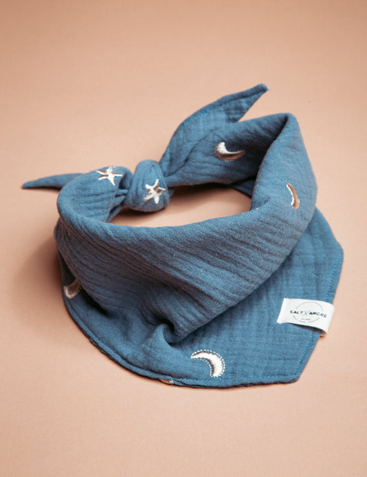 Entdecke das handgemachte Hundehalstuch „Midnight“ aus Bio-Musselin – stylisch, leicht & perfekt für Sommerabenteuer. Jetzt im Onlineshop für Hundezubehör!