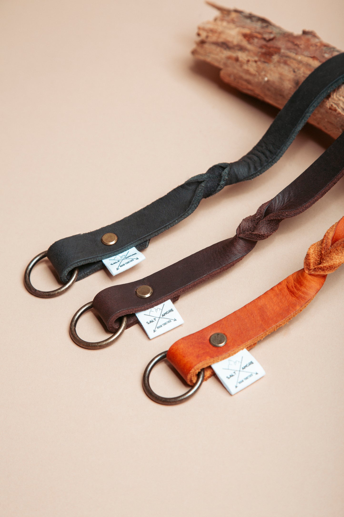 „Handschlaufe & Kurzführer aus robustem Leder für Hunde in verschiedenen Farben, handgefertigt mit stabilem Karabiner – ideal für Training und kurze Führstrecken2.