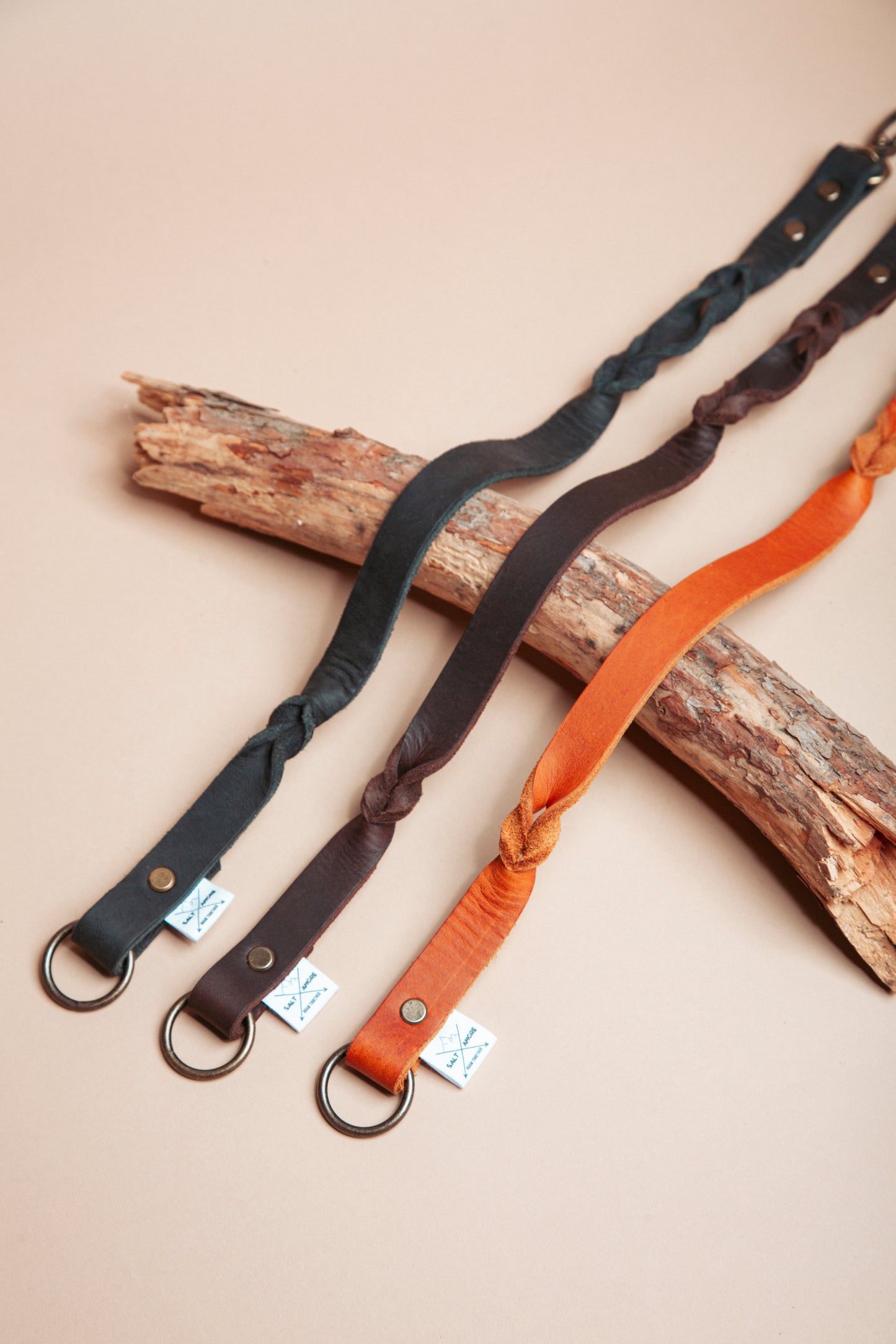 „Handschlaufe & Kurzführer aus robustem Leder für Hunde in verschiedenen Farben, handgefertigt mit stabilem Karabiner – ideal für Training und kurze Führstrecken2.