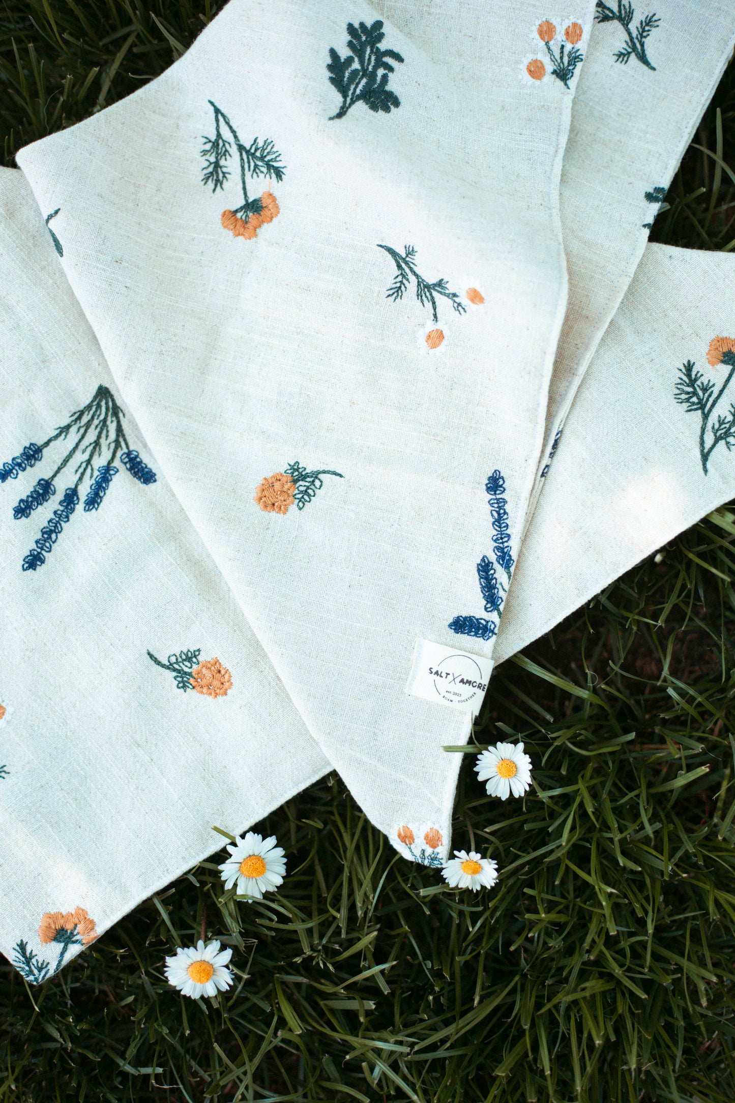 Handgemachtes Boho-Hundehalstuch aus Leinen mit floraler Stickerei – leicht, stilvoll & ideal. Jetzt online shoppen.