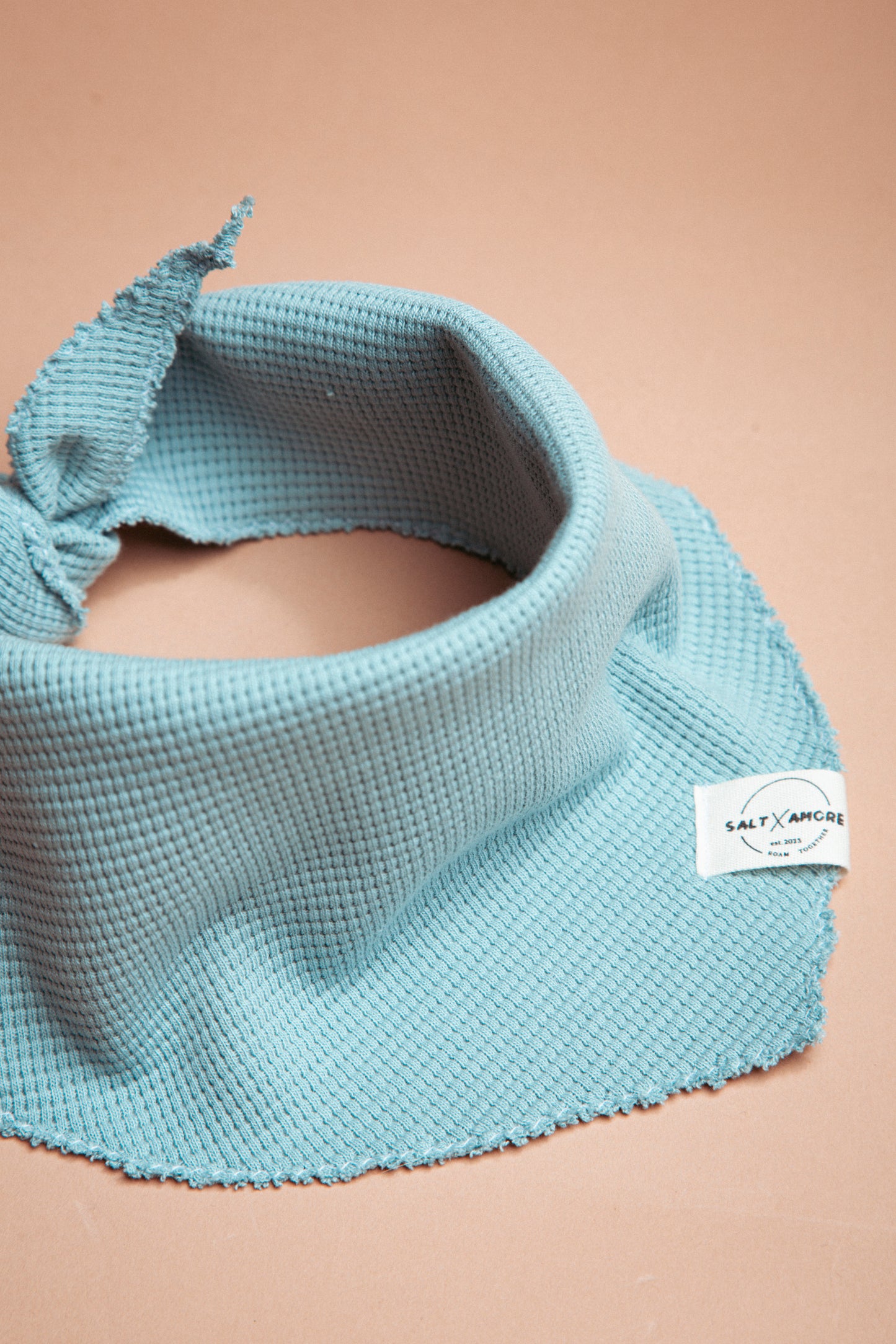 Zeitlose Dogwear für den Sommer: Hundehalstuch „Sky“ aus Waffelpiqué – stilvoll, handgemacht & luftig. Jetzt minimalistisches Hundezubehör kaufen!