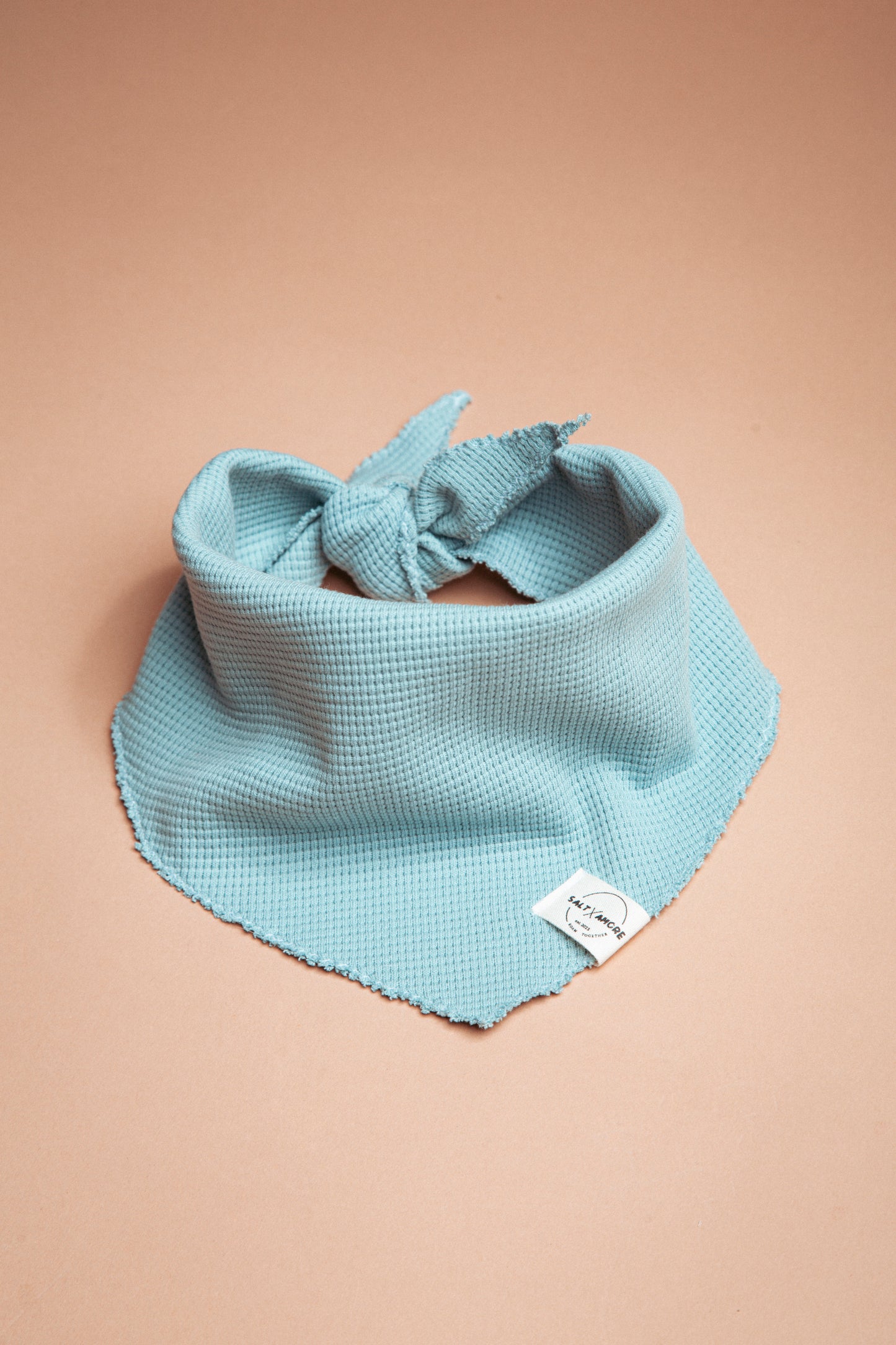 Zeitlose Dogwear für den Sommer: Hundehalstuch „Sky“ aus Waffelpiqué – stilvoll, handgemacht & luftig. Jetzt minimalistisches Hundezubehör kaufen!
