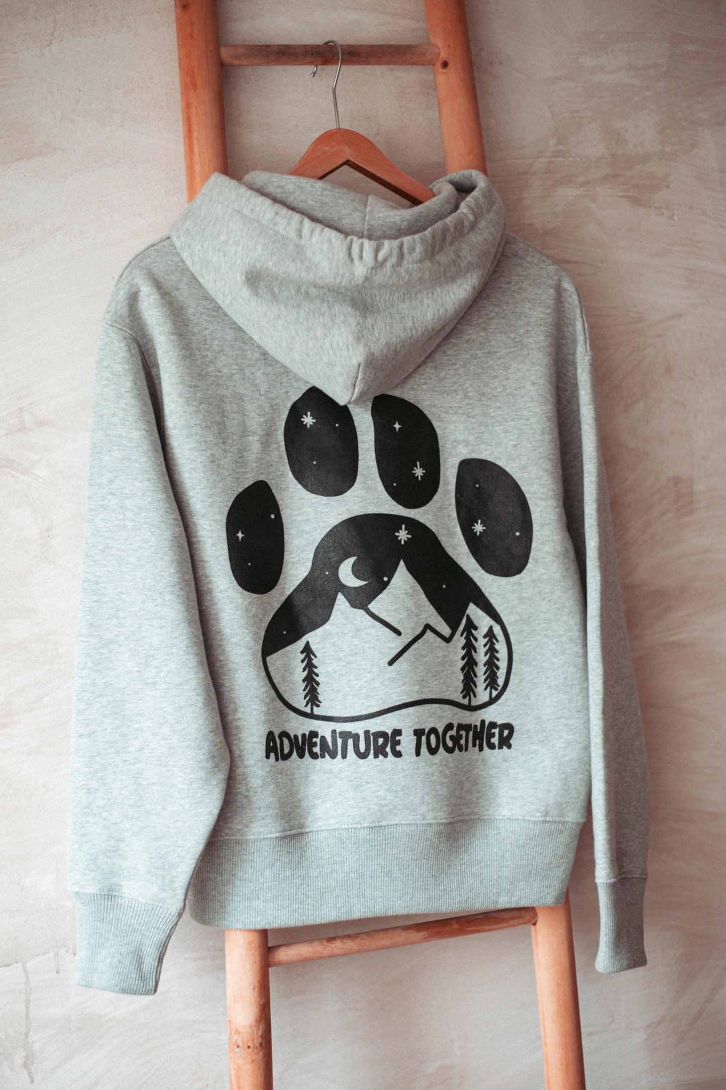 Statement Hoodie aus Bio-Baumwolle, nachhaltig Produziert in Heather Grey. Mit Pfotenprint für alle Outdoormenschen.