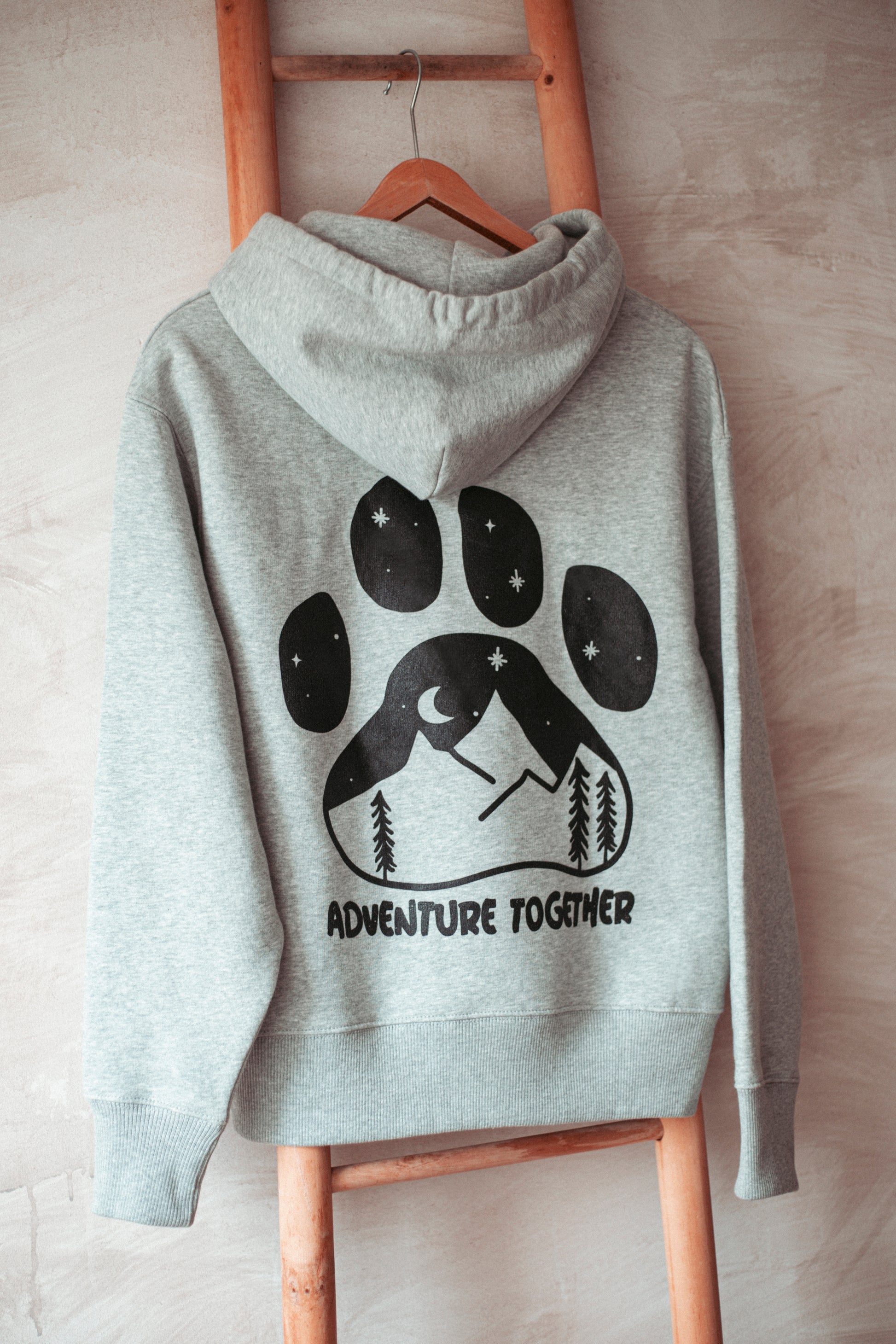 Statement Hoodie aus Bio-Baumwolle, nachhaltig Produziert in Heather Grey. Mit Pfotenprint für alle Outdoormenschen.