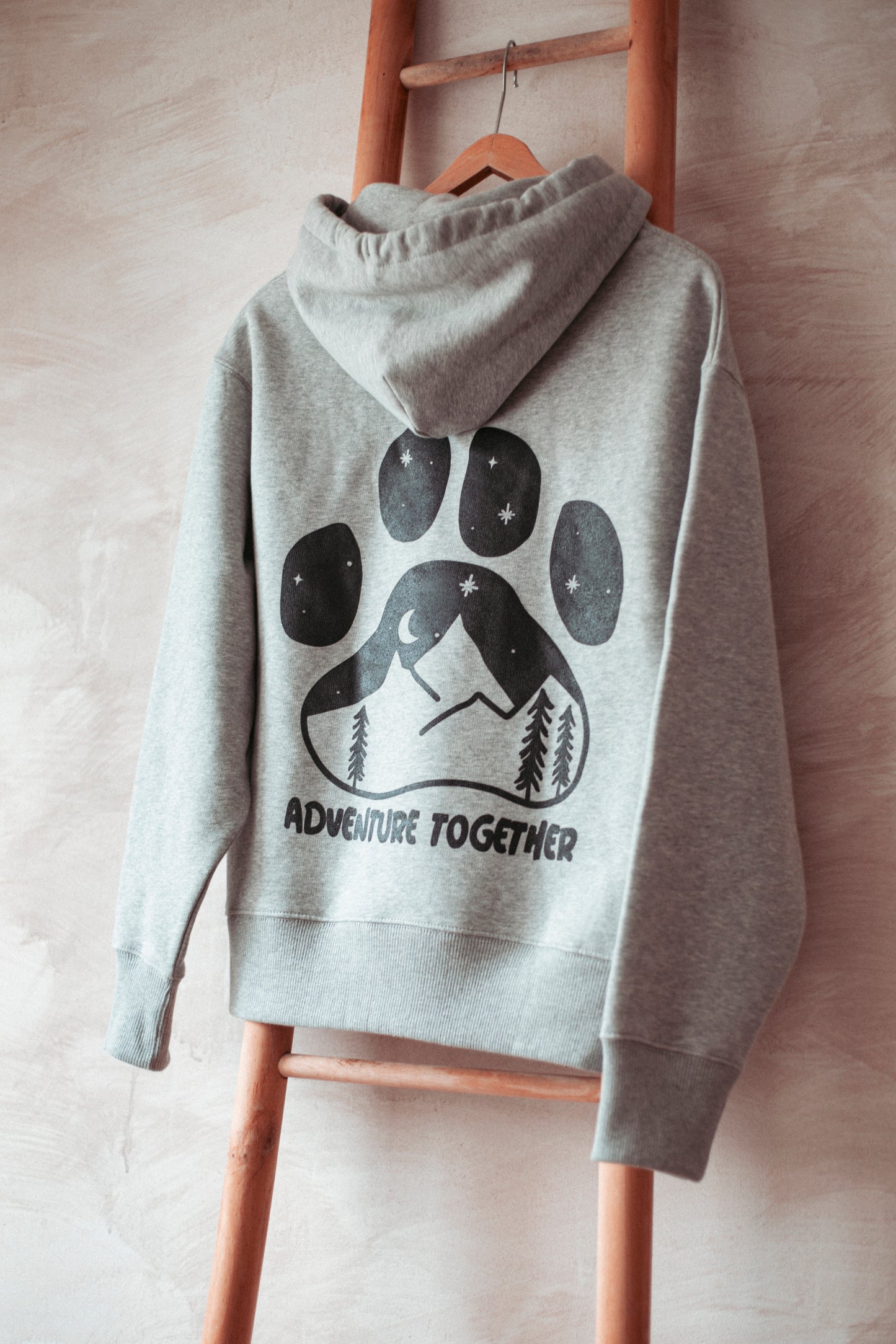 Statement Hoodie aus Bio-Baumwolle, nachhaltig Produziert in Heather Grey. Mit Pfotenprint für alle Outdoormenschen.