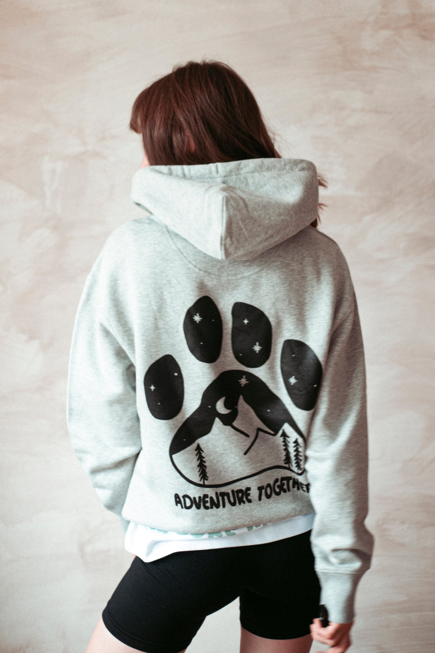 Statement Hoodie aus Bio-Baumwolle, nachhaltig Produziert in Heather Grey. Mit Pfotenprint für alle Outdoormenschen.