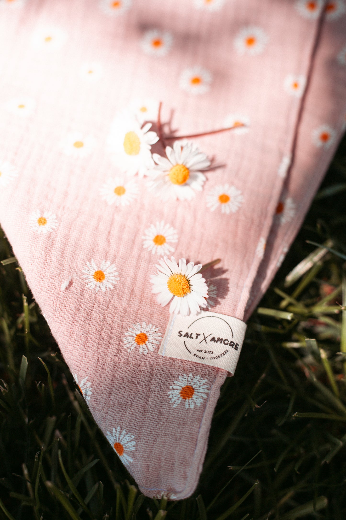 Handgemachtes Hundehalstuch aus Bio-Musselin mit Gänseblümchen-Print in Rosé – leichtes, stylisches Hundezubehör & perfekt für deinen Outdoorsommer mit Hund.