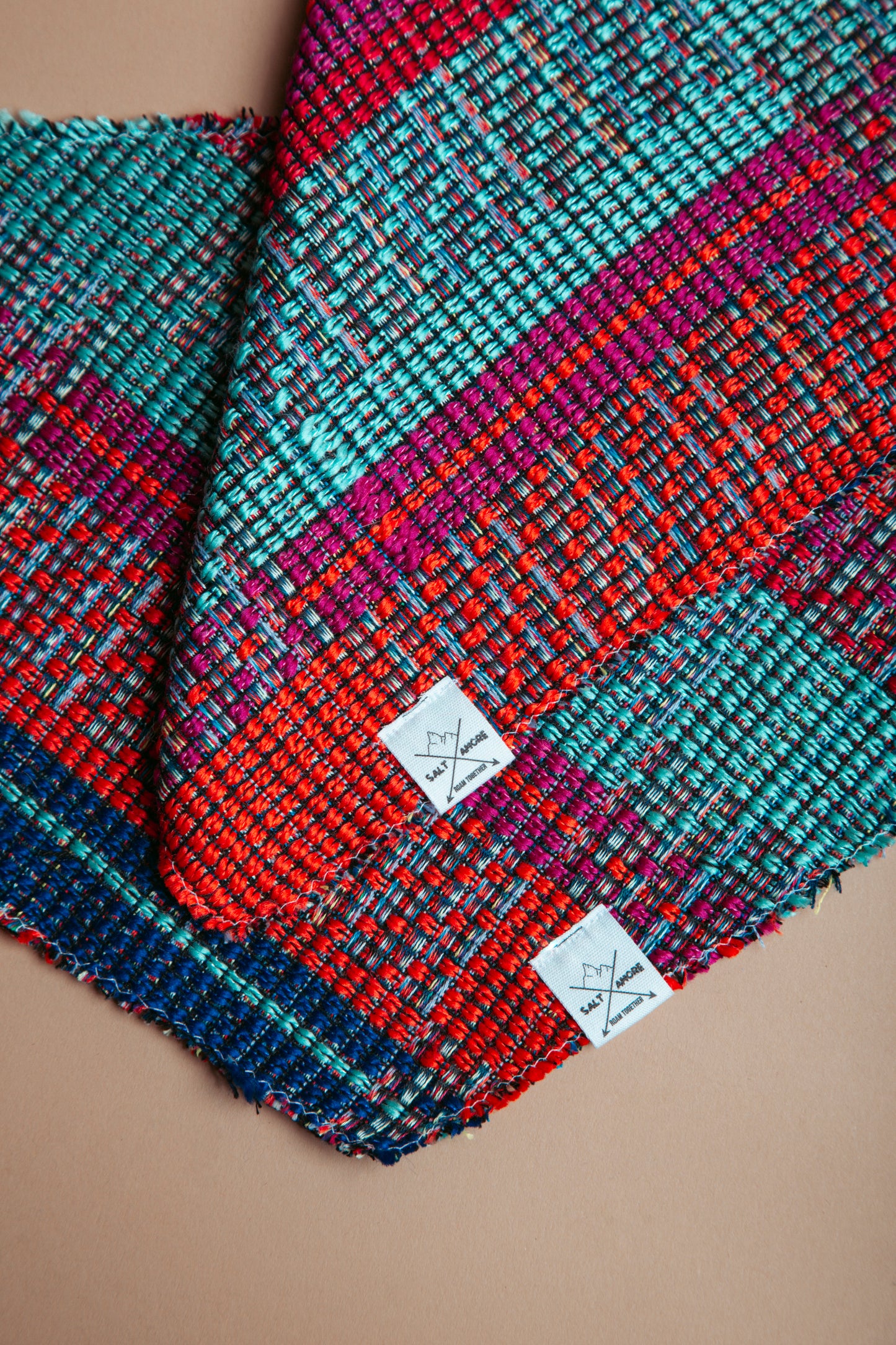 Sommerliche & nachhaltige Dogwear: Hundehalstuch handgemacht aus gewebtem Baumwollstoff im Folklorestil. Bequem & perfekt für Abenteuer. Jetzt Hundehalstücher kaufen!